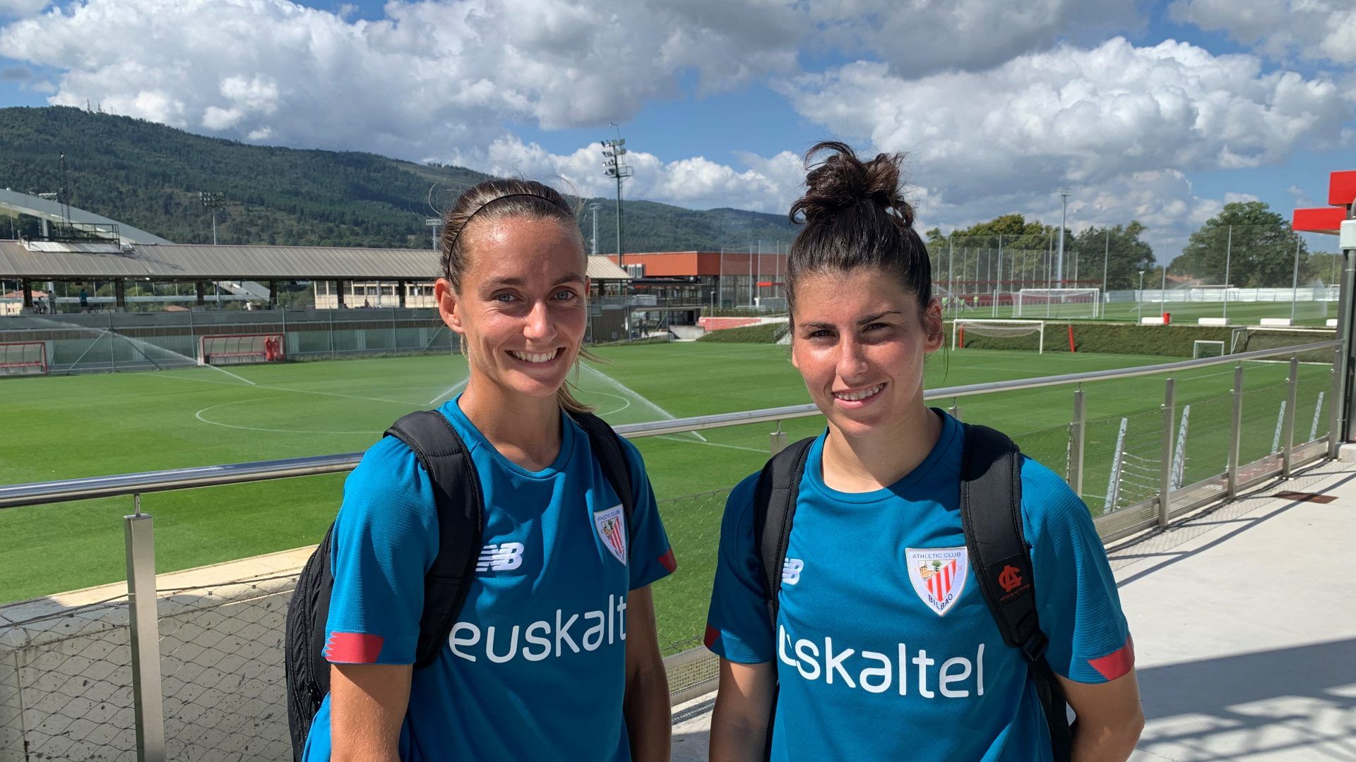 Las jugadoras del Athletic Club Ainhoa Vicente Moraza y Lucía García posaban en Lezama.