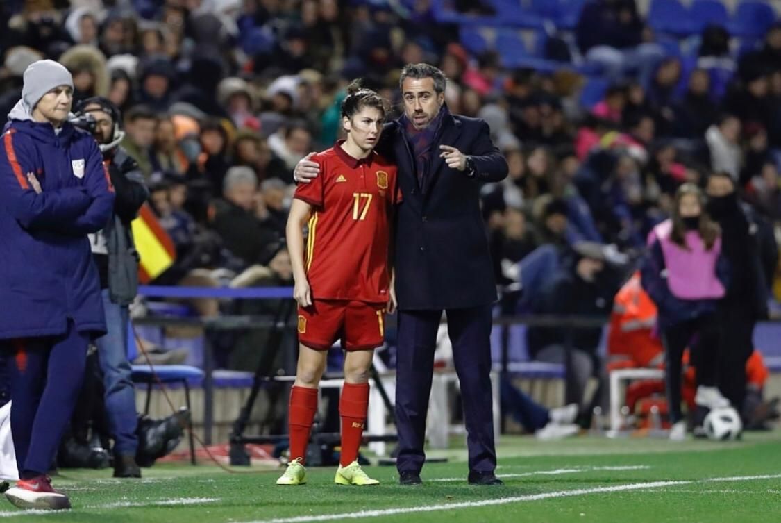  Lucía García recibe indicaciones del seleccionador Jorge Vilda en Alicante.