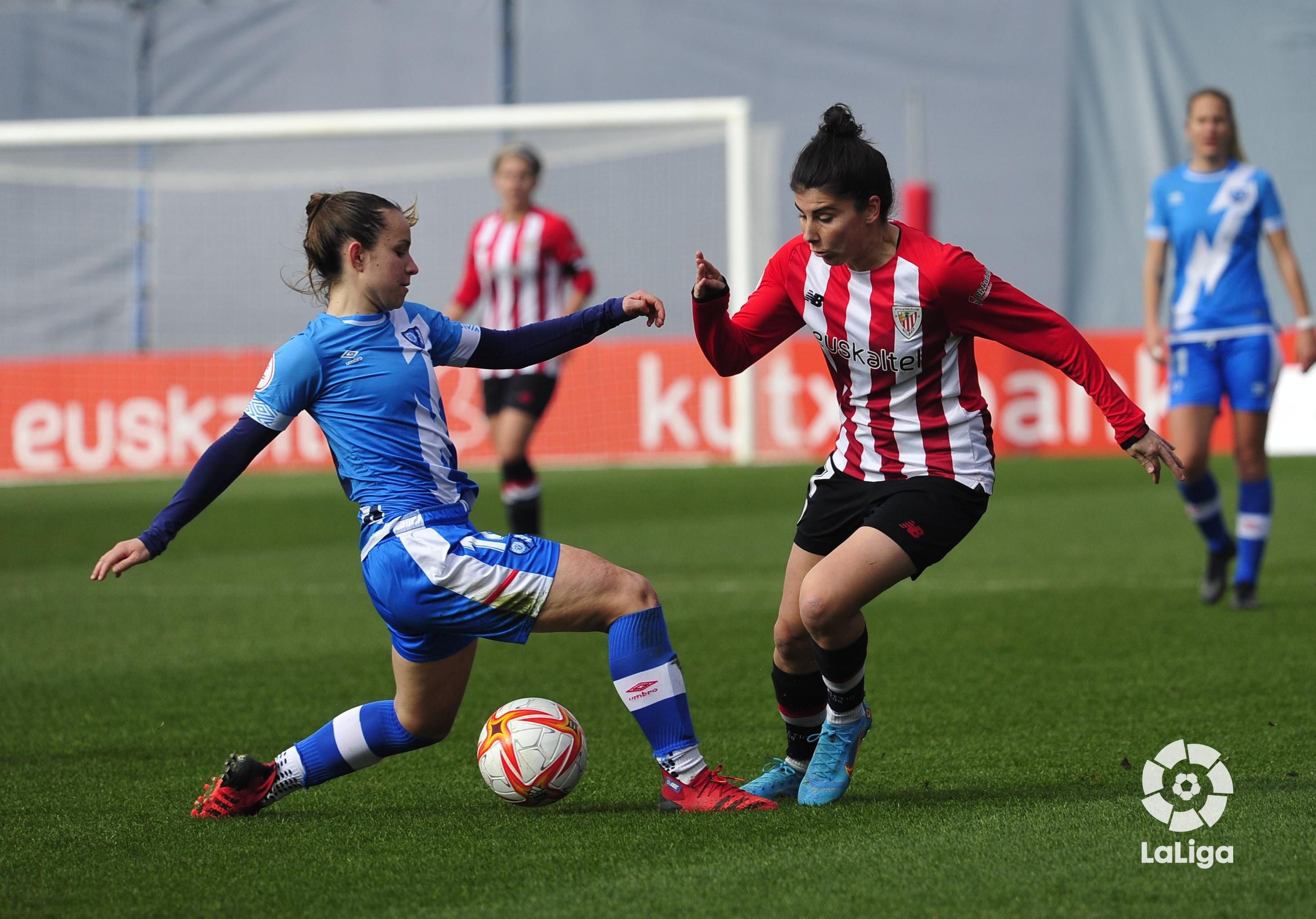Lucía García jugando en Lezama con el Athletic ante el Rayo Vallecano.