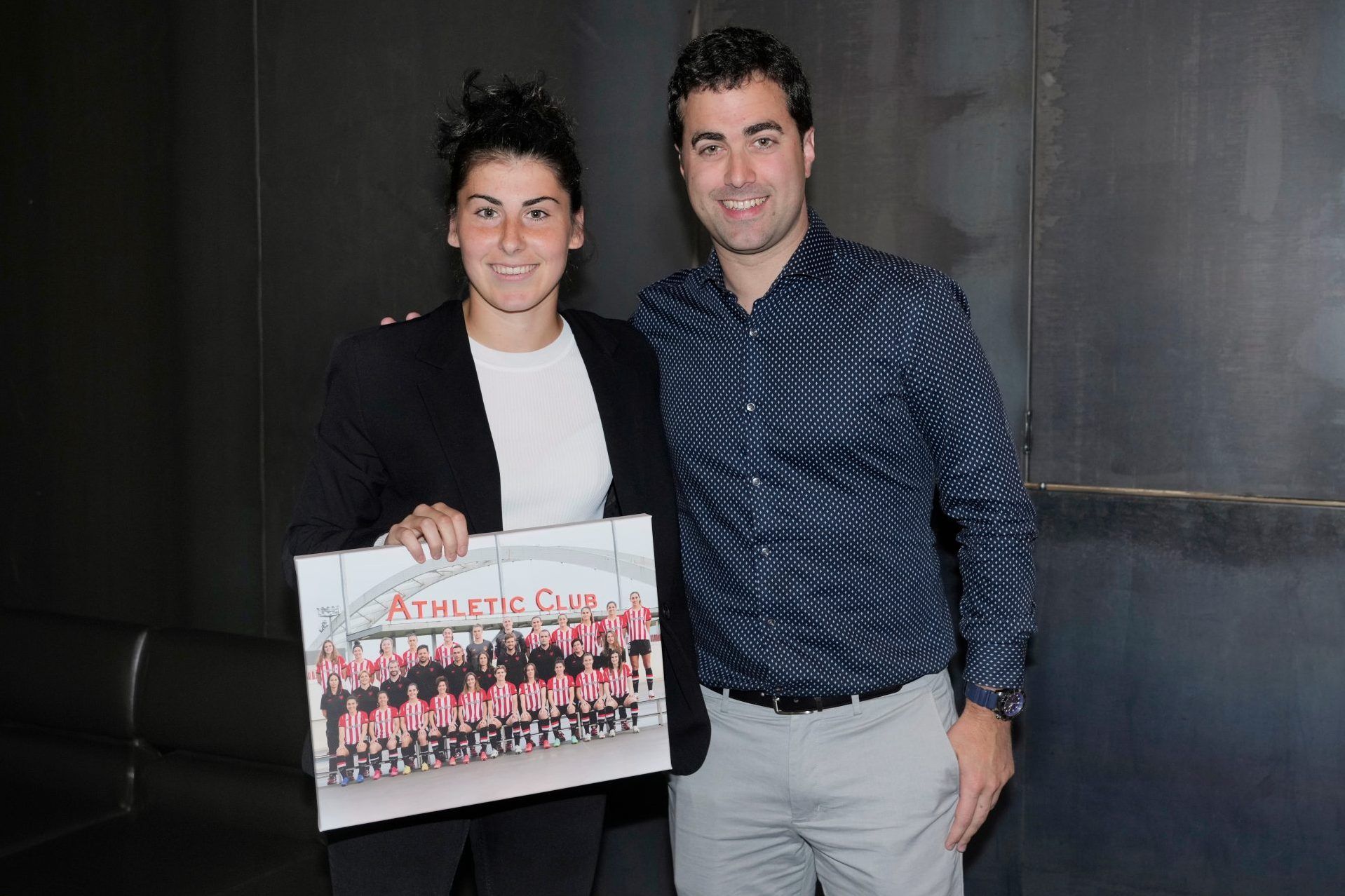 Obsequio del Athletic Club a Lucía García en su adiós a Bilbao.