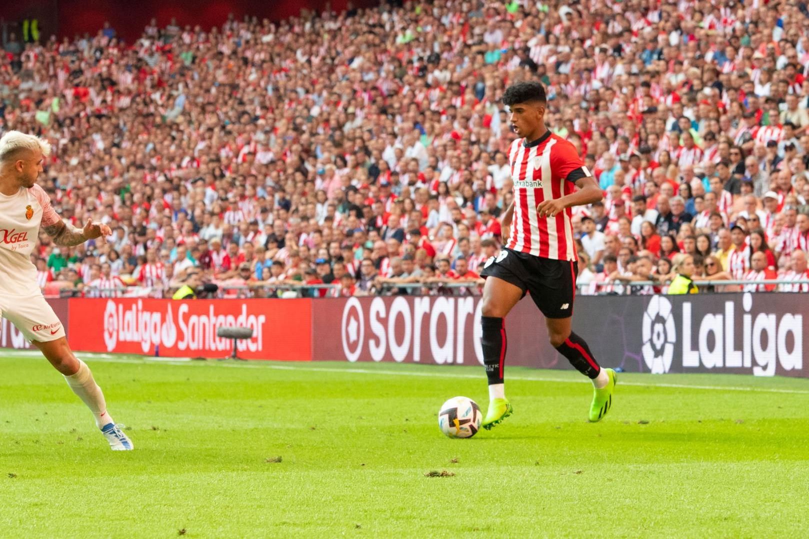  Malcom Adu Ares, encara a Maffeo ante el RCD Mallorca en San Mamés.