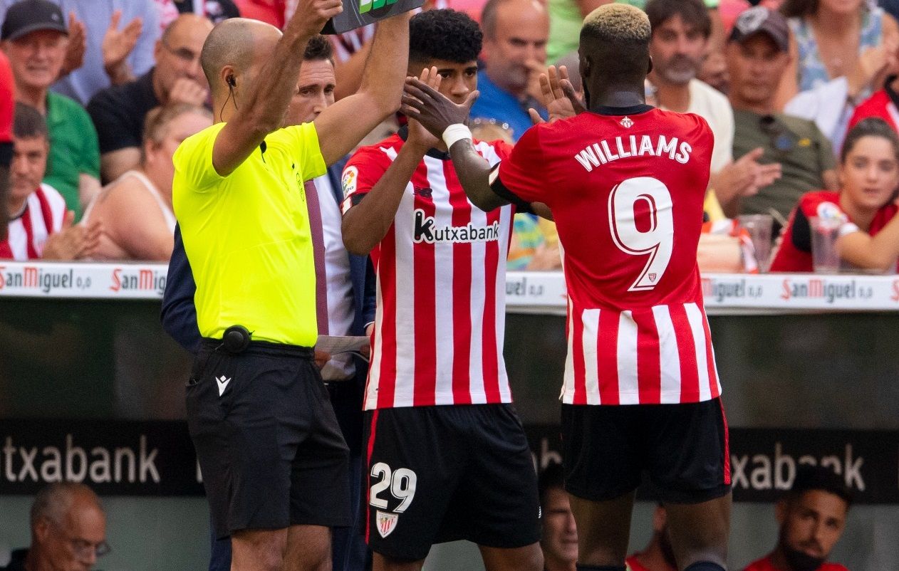  Debut de Malcom Adu Ares entrando por Iñaki Williams al césped de San Mamés