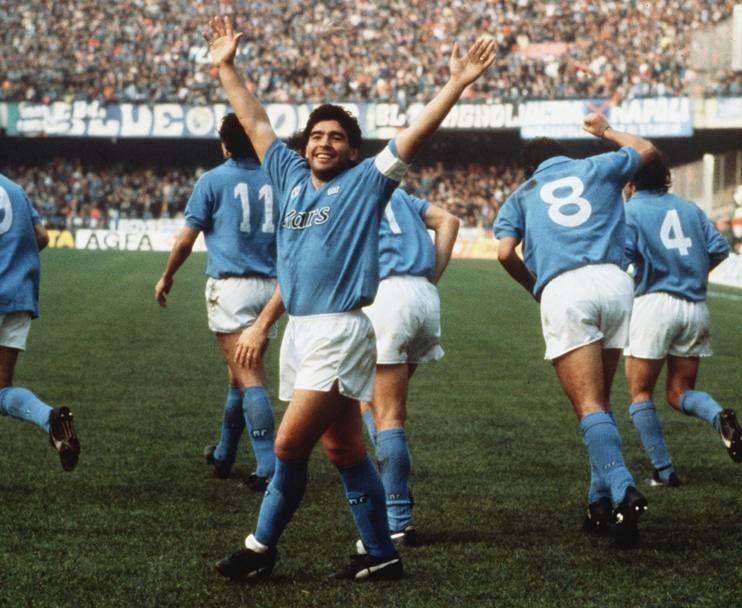  Maradona celebra uno de sus goles con el Nápoles durante la temporada 1989/90.