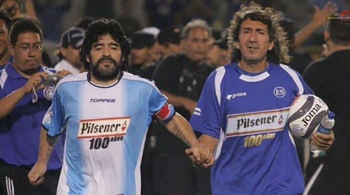  Maradona con Mágico González.