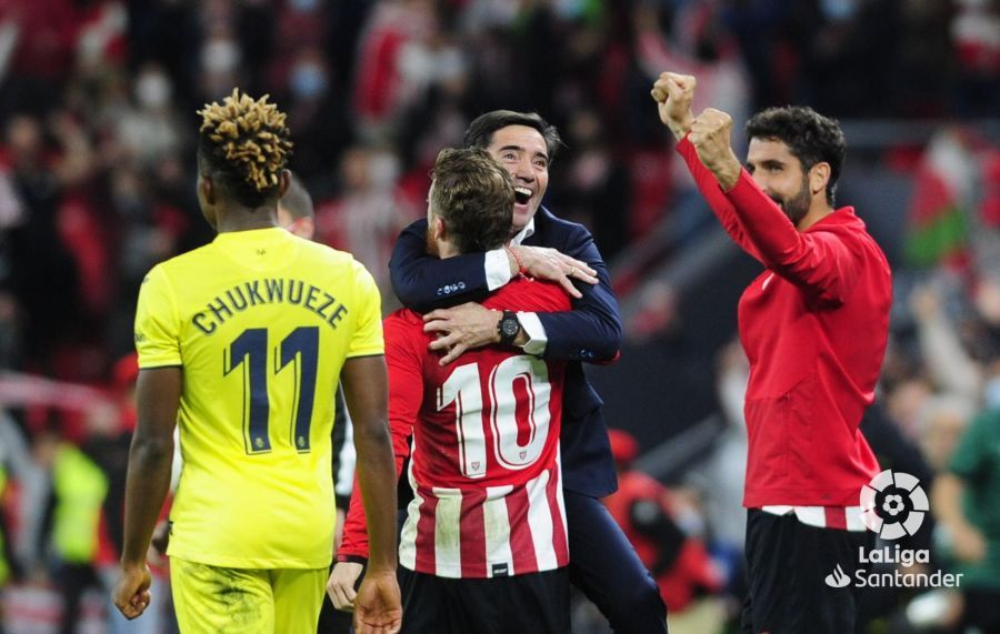 Iker Muniain abraza a Marcelino después del triunfo del Athletic ante el Villarreal en San Mamés.