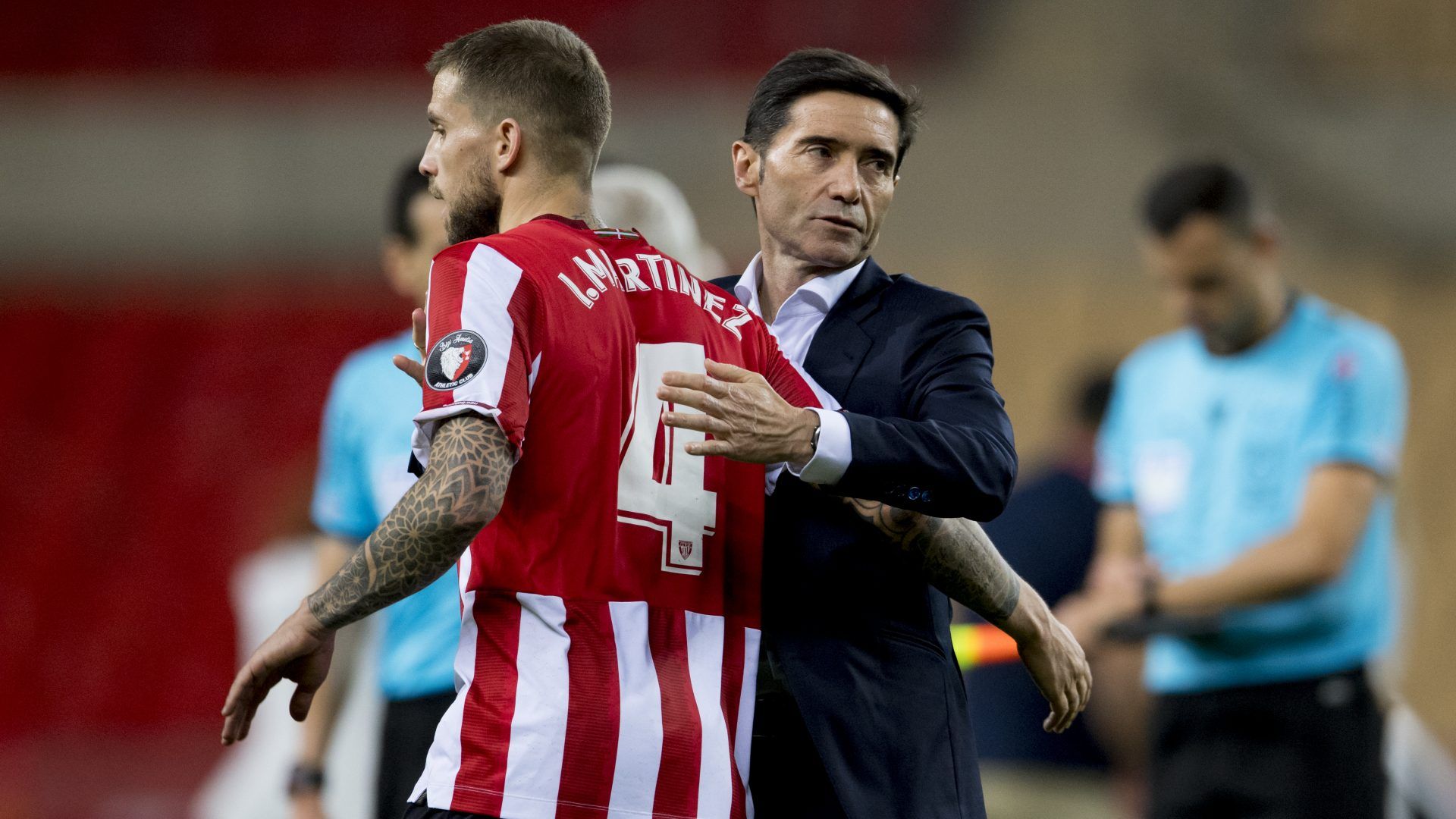 Marcelino consuela a Iñigo Martínez tras perder ante el Barça en la final de Copa.