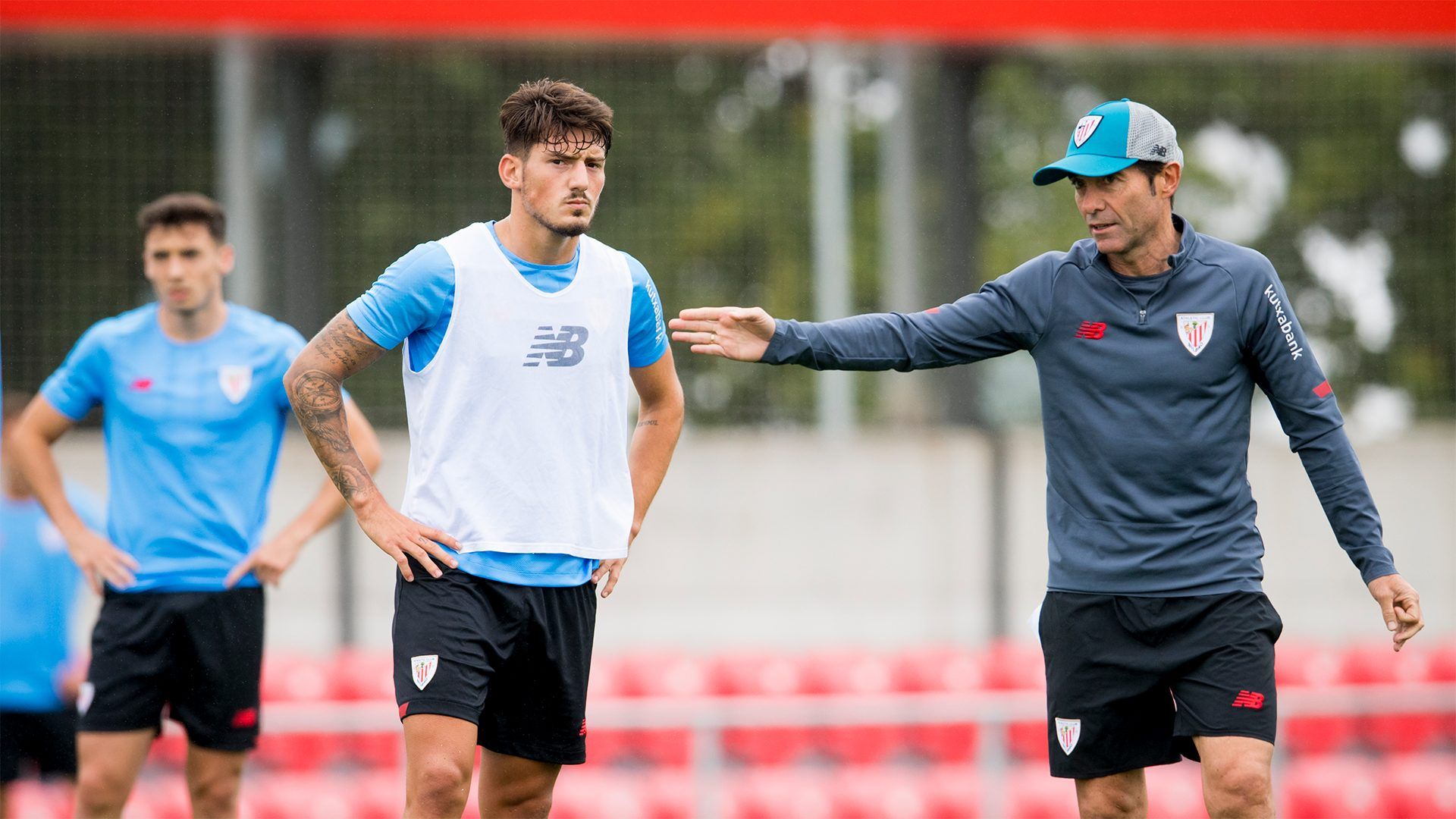 Marcelino habla con Unai Vencedor en Lezama.