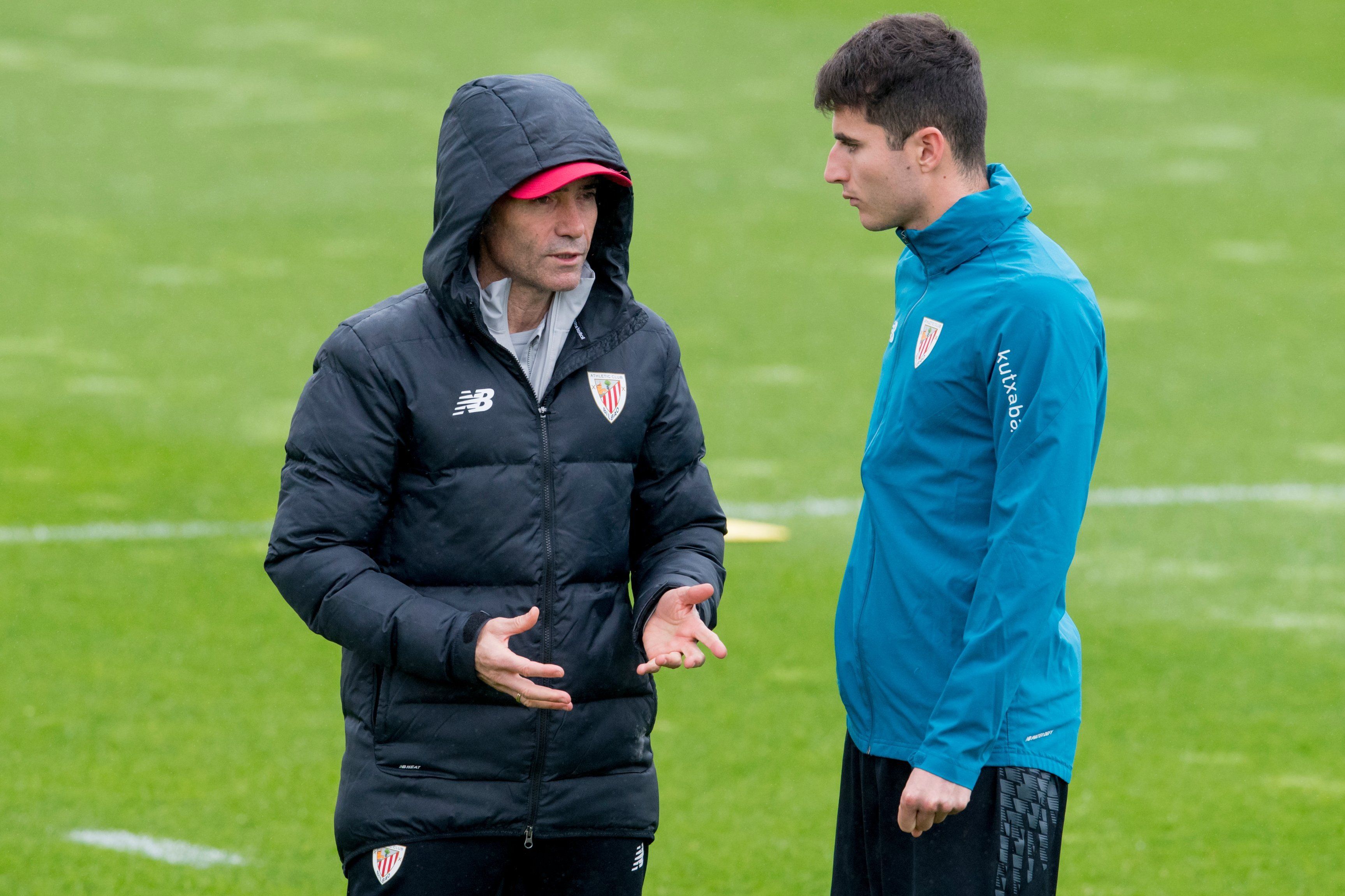 Marcelino charla con Jon Morcillo en Lezama.