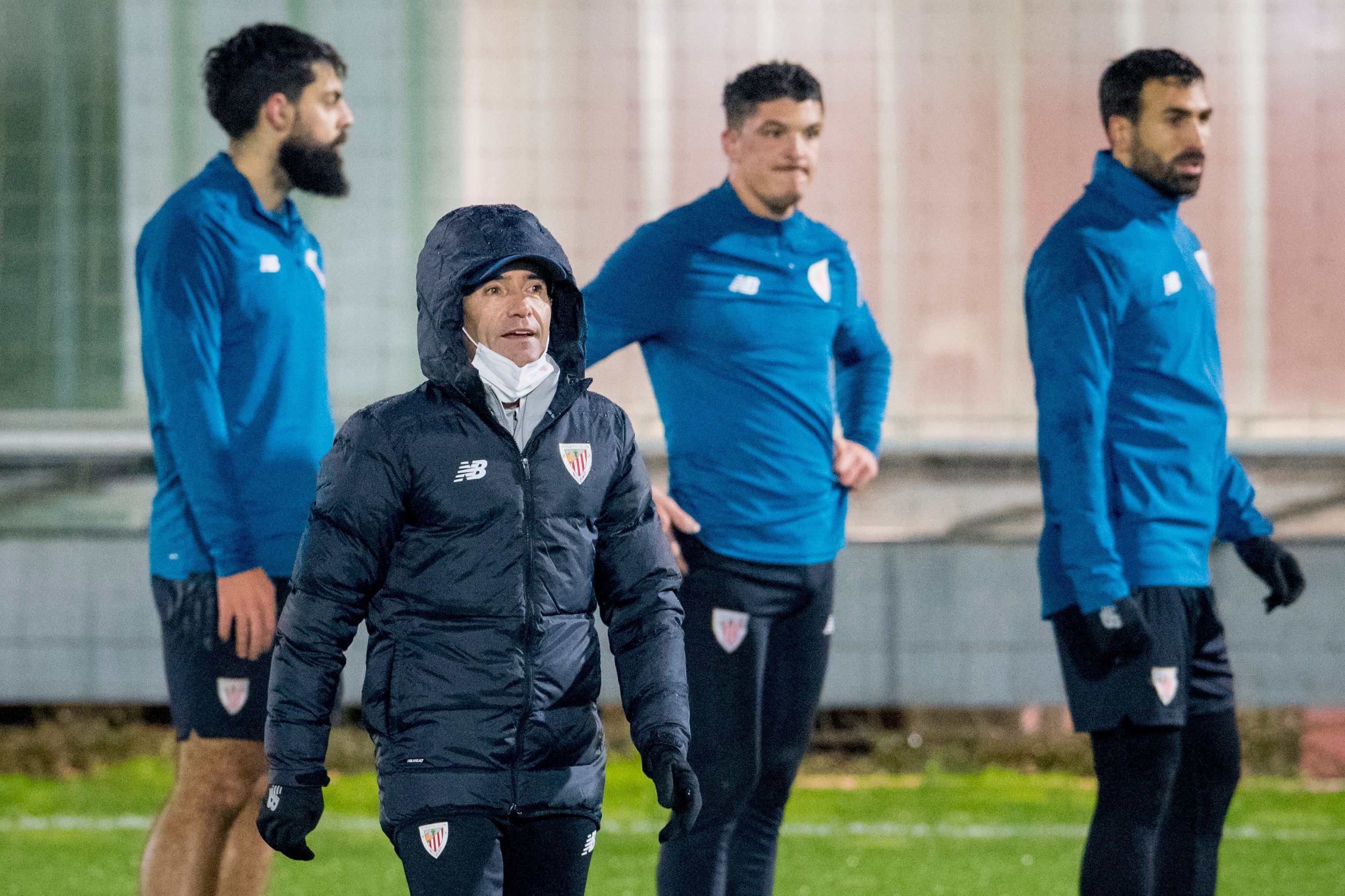 Marcelino García Toral trabajando en Lezama con la plantilla.
