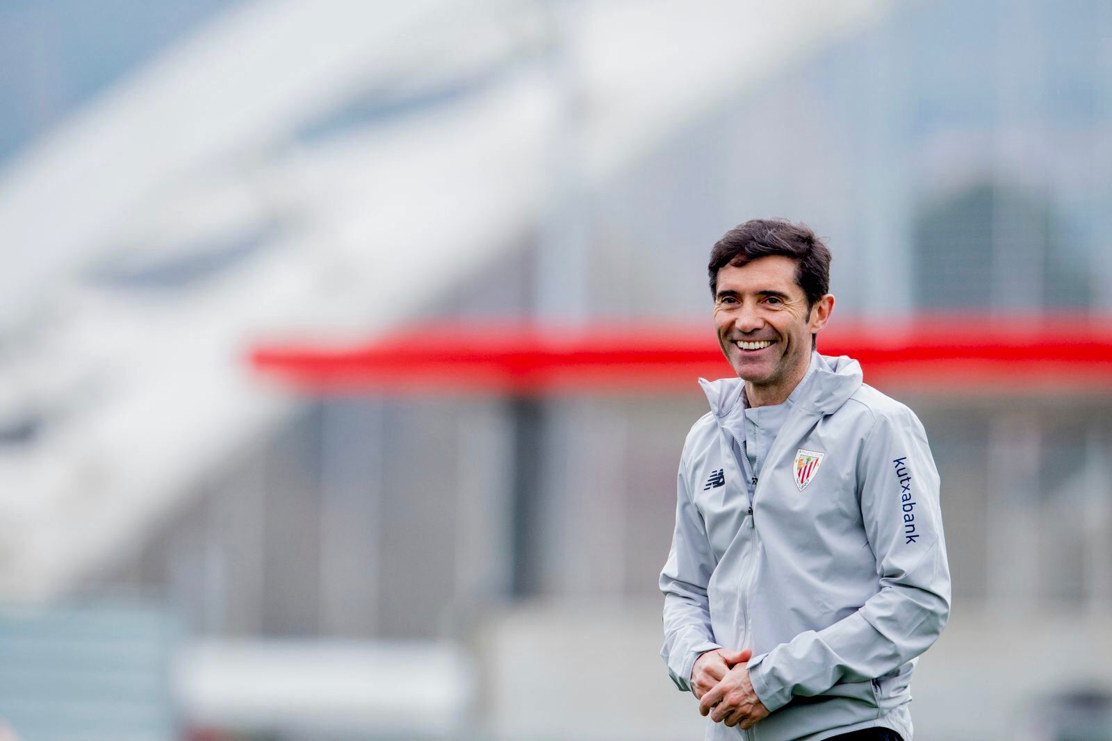 El técnico Marcelino García Toral muy sonriente en Lezama.