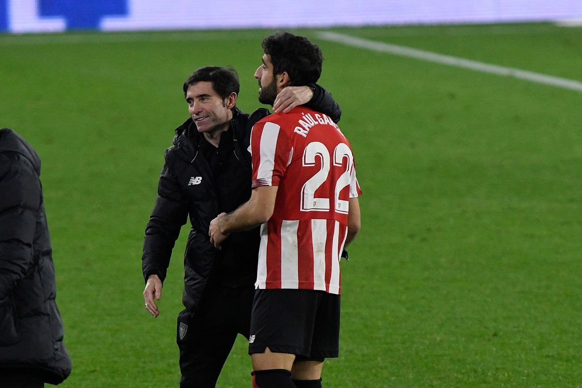  Marcelino abraza a Raúl García tras eliminar al Betis en Copa.