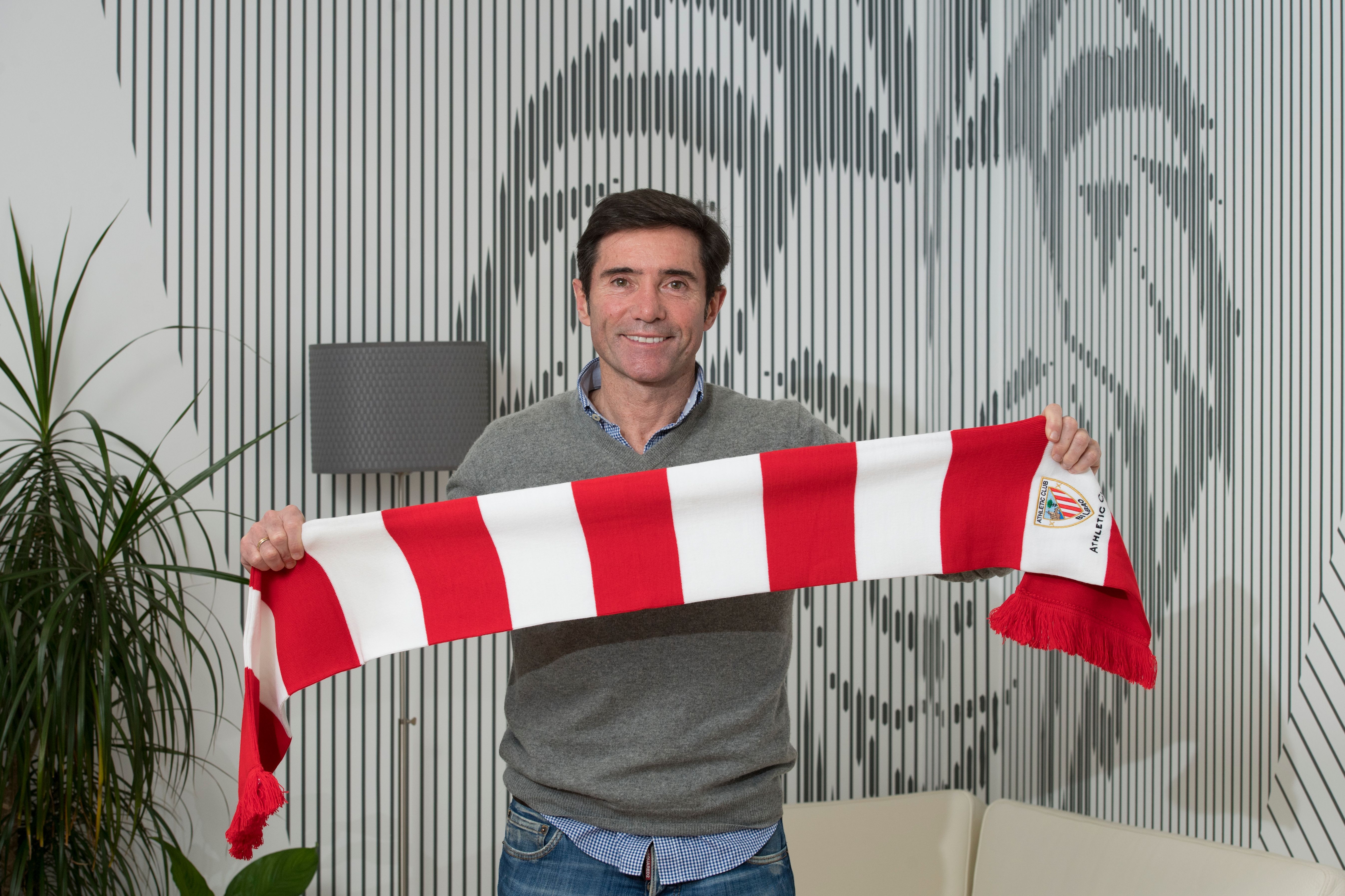 Marcelino posa con una bufanda del Athletic Club.