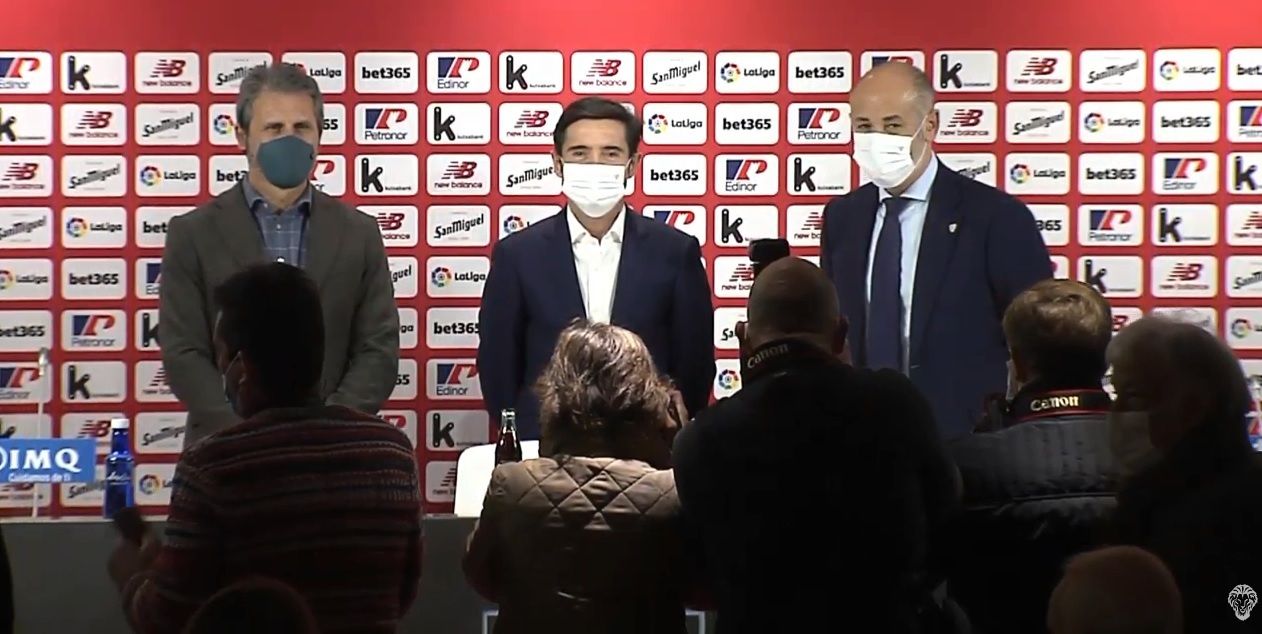  Marcelino con Rafa Alkorta y Aitor Elizegi en la sala de prensa de San Mamés.
