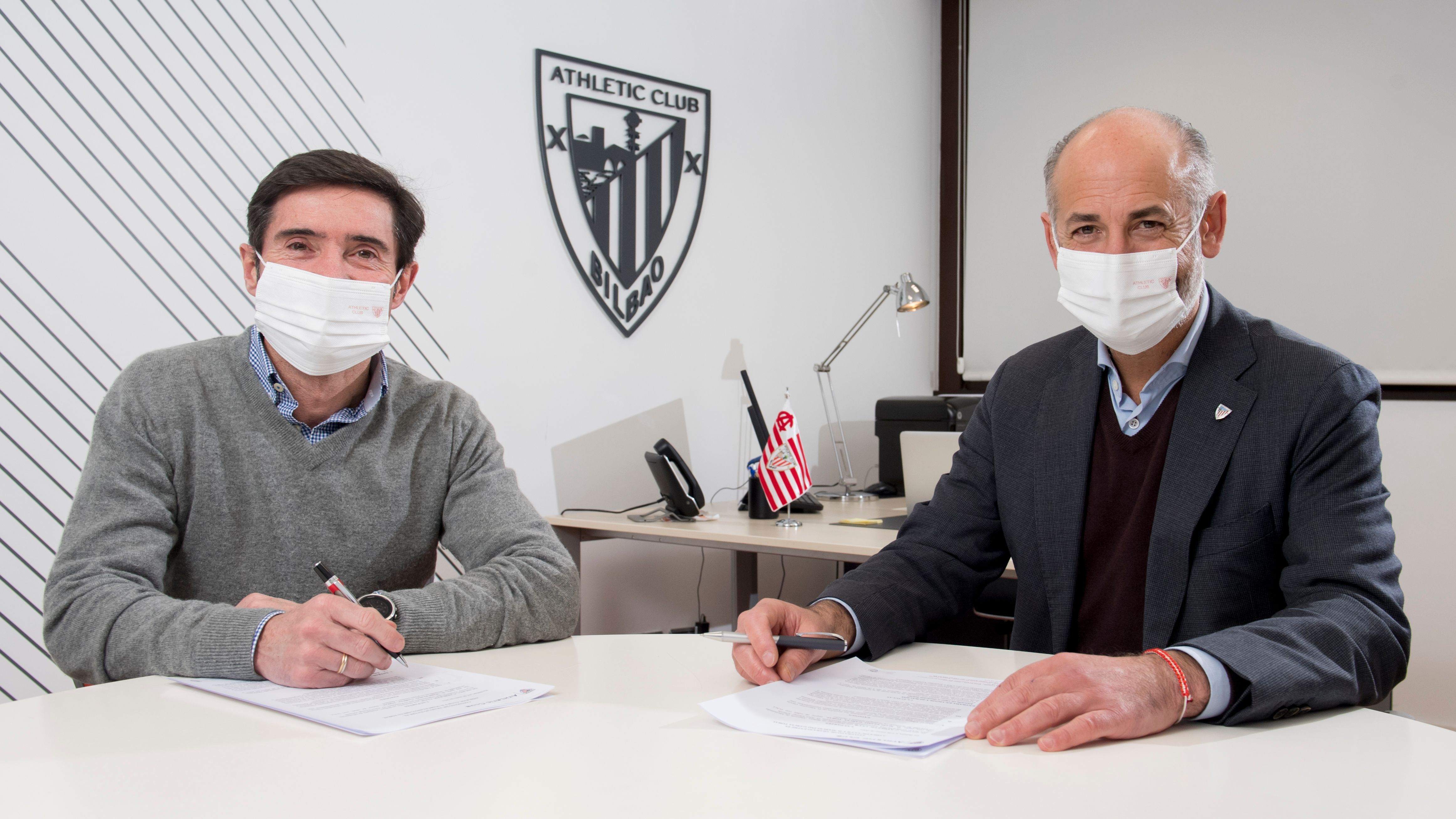 Marcelino posa junto a Aitor Elizegi tras firmar su contrato con el Athletic Club.