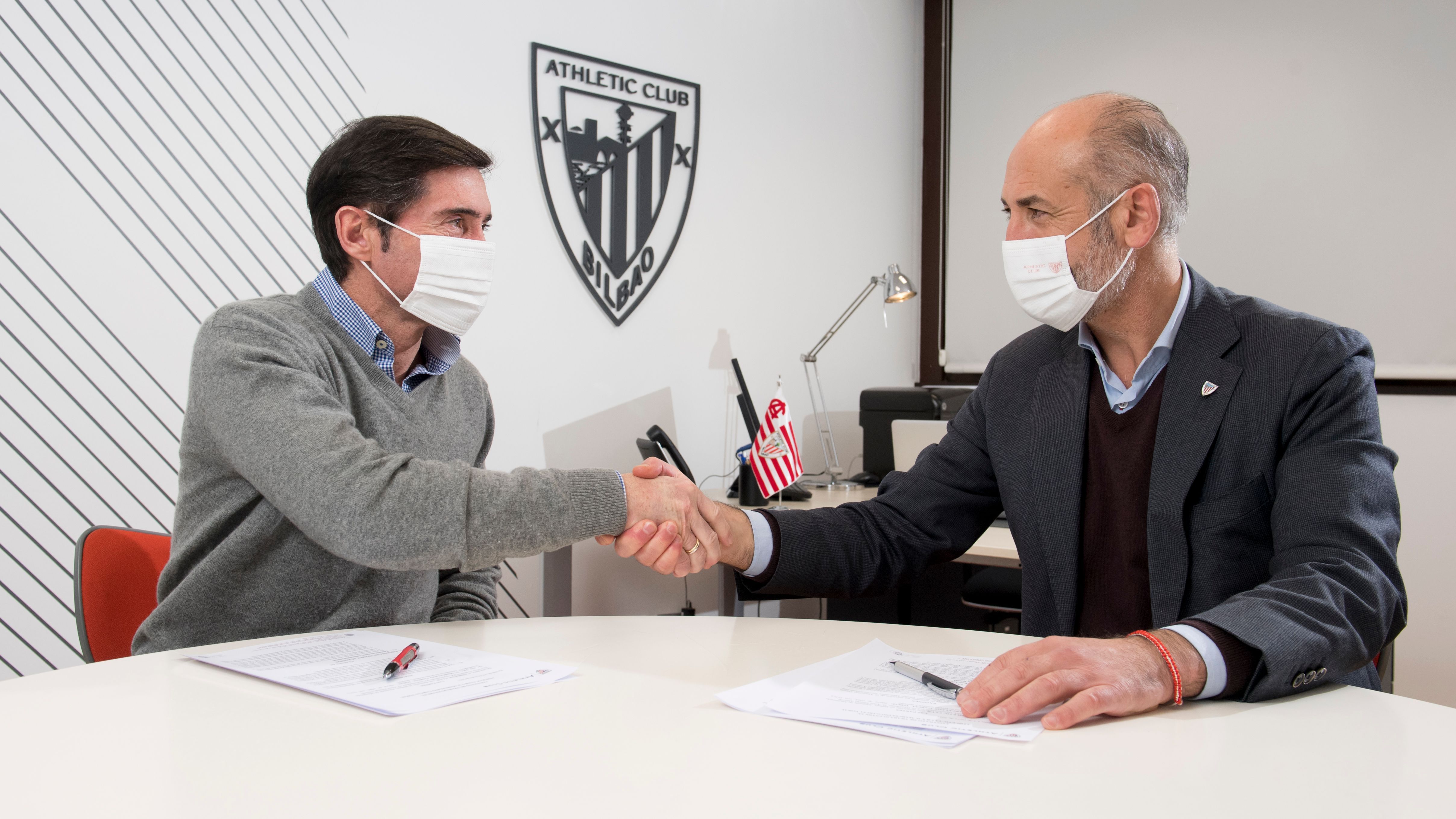  Marcelino saluda a Elizegi tras firmar su contrato con el Athletic Club.