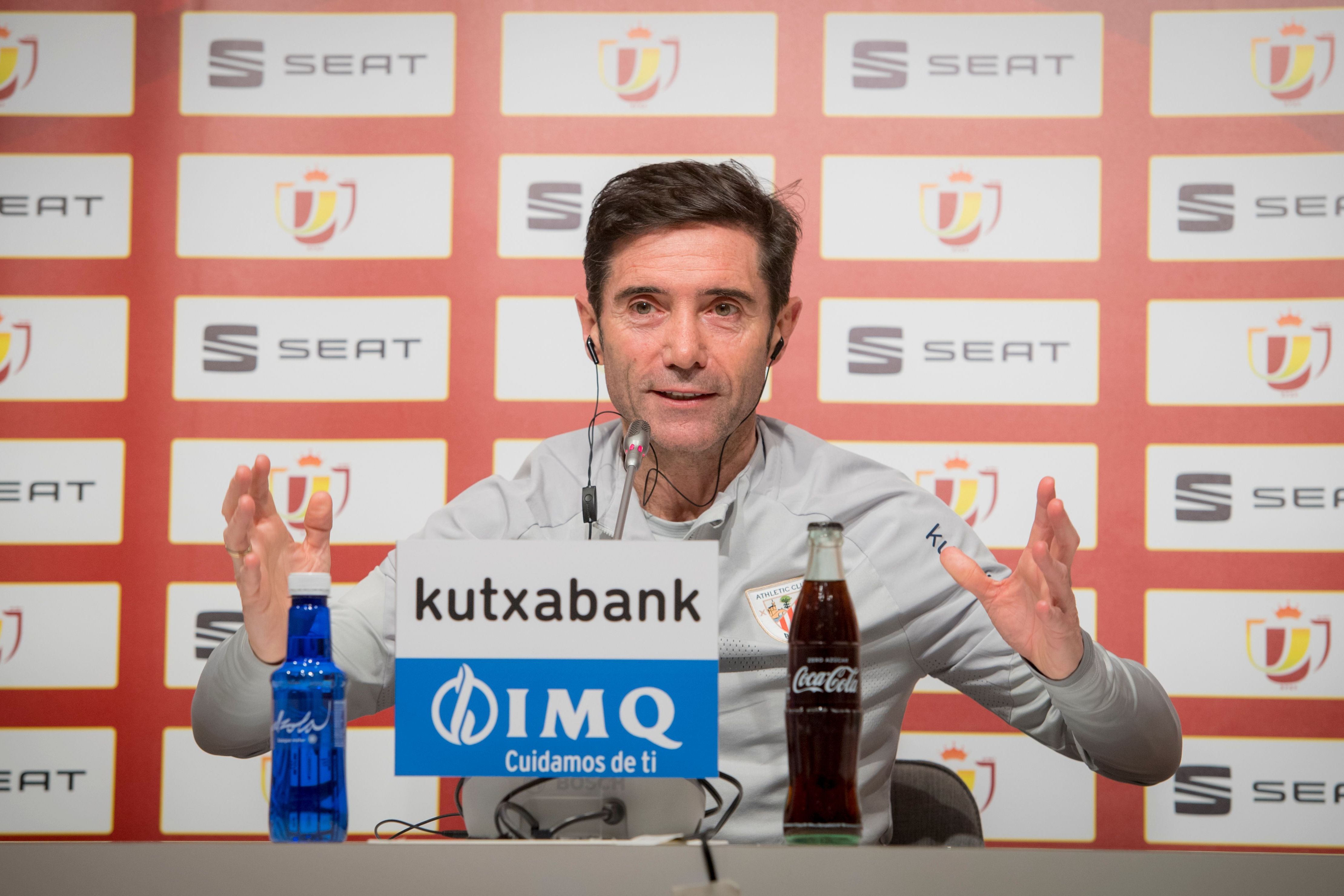 Marcelino García Toral atiende a la prensa en Bilbao.