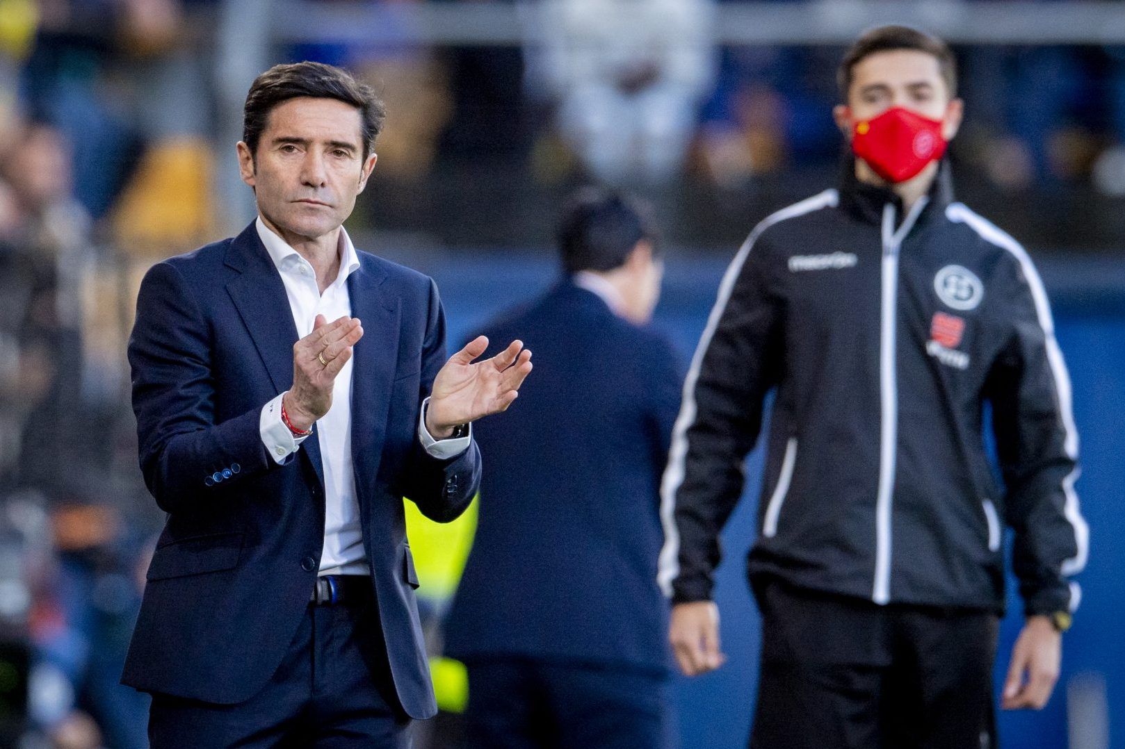  Marcelino aplaude a su equipo ante el Villarreal CF en La Cerámica.