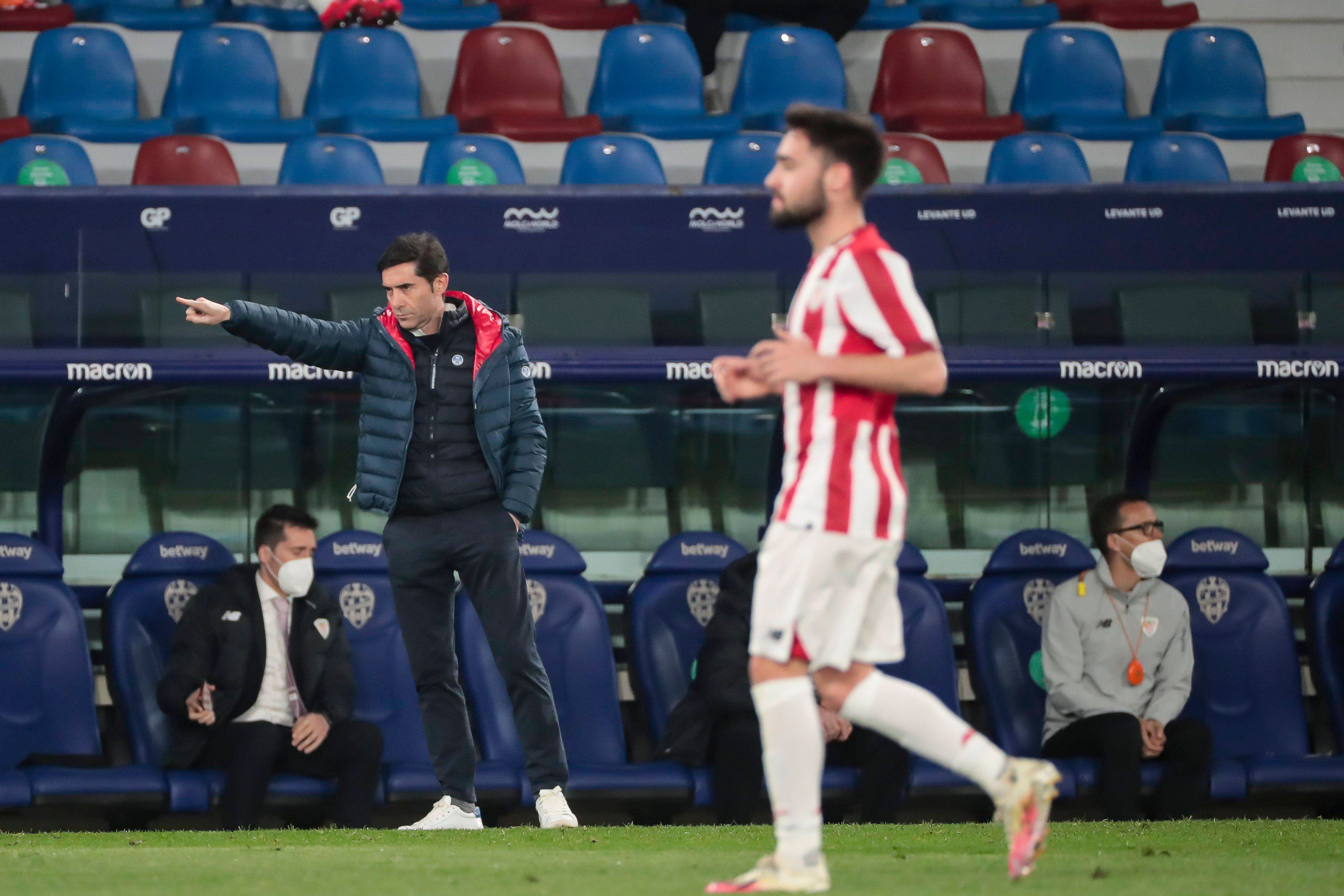  Marcelino da indicaciones durante el partido ante el Levante.