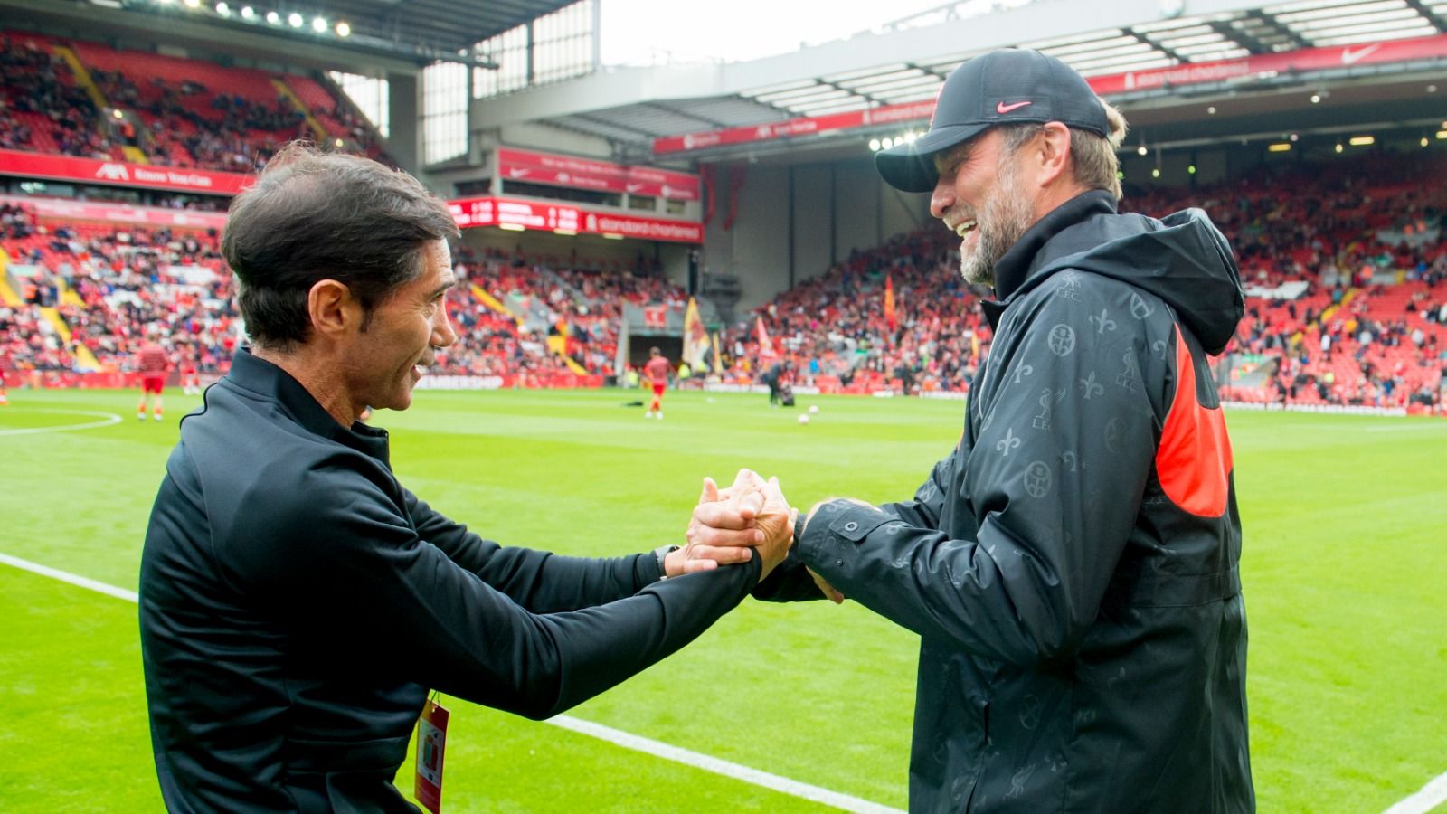  Marcelino y Jürgen Klopp se saludan en Anfield.