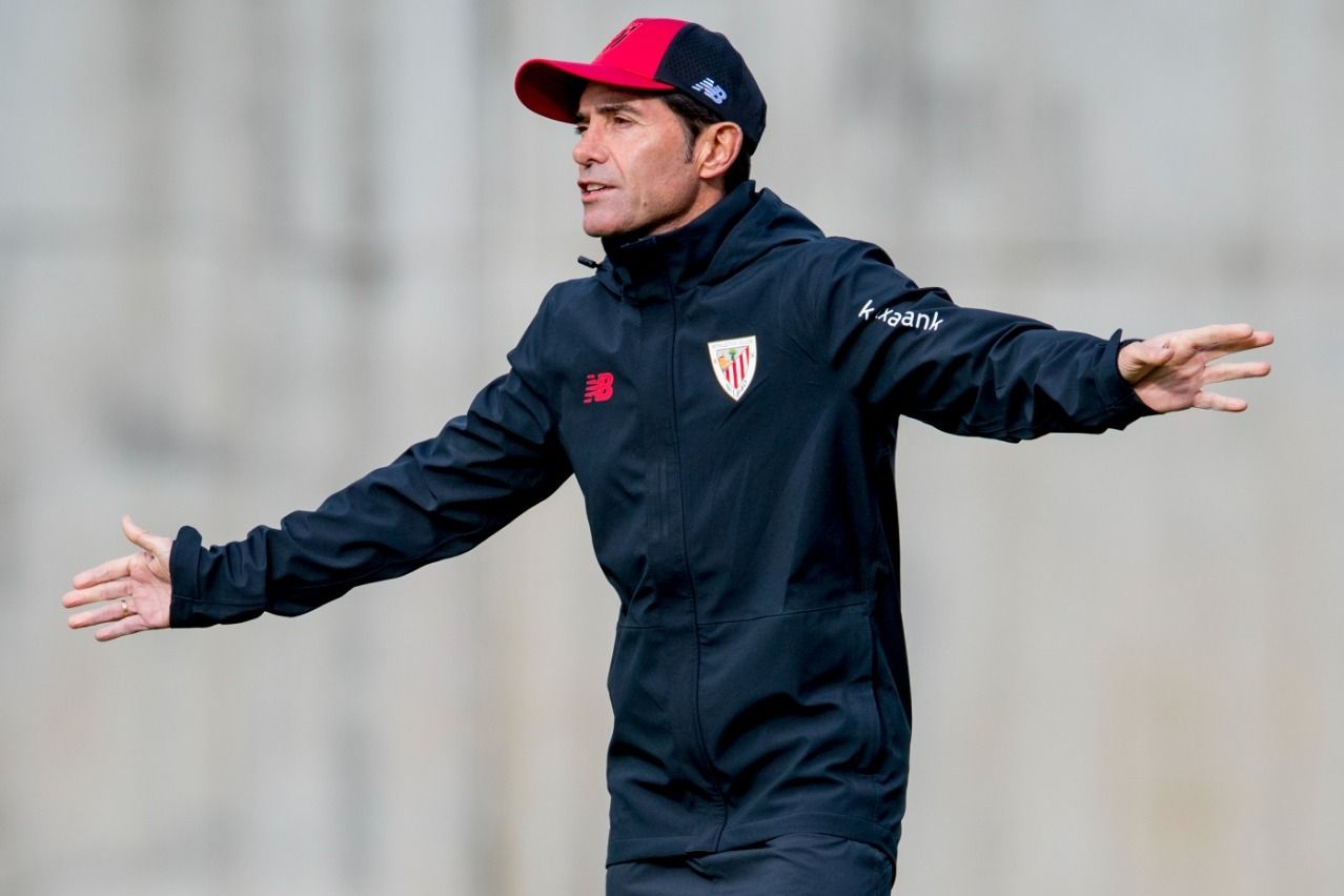  Marcelino García, que cuenta con el aval de Raúl García, gesticula con fuerza entrenando en Lezama.