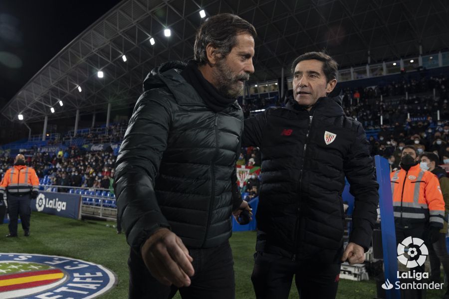 Marcelino saluda a Quique Sánchez Flores durante el partido ante el Getafe en el Coliseum (Foto: L