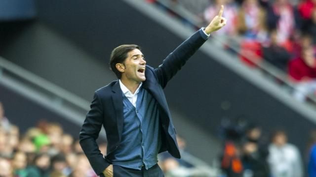 Marcelino García da instrucciones en un partido jugado en San Mamés