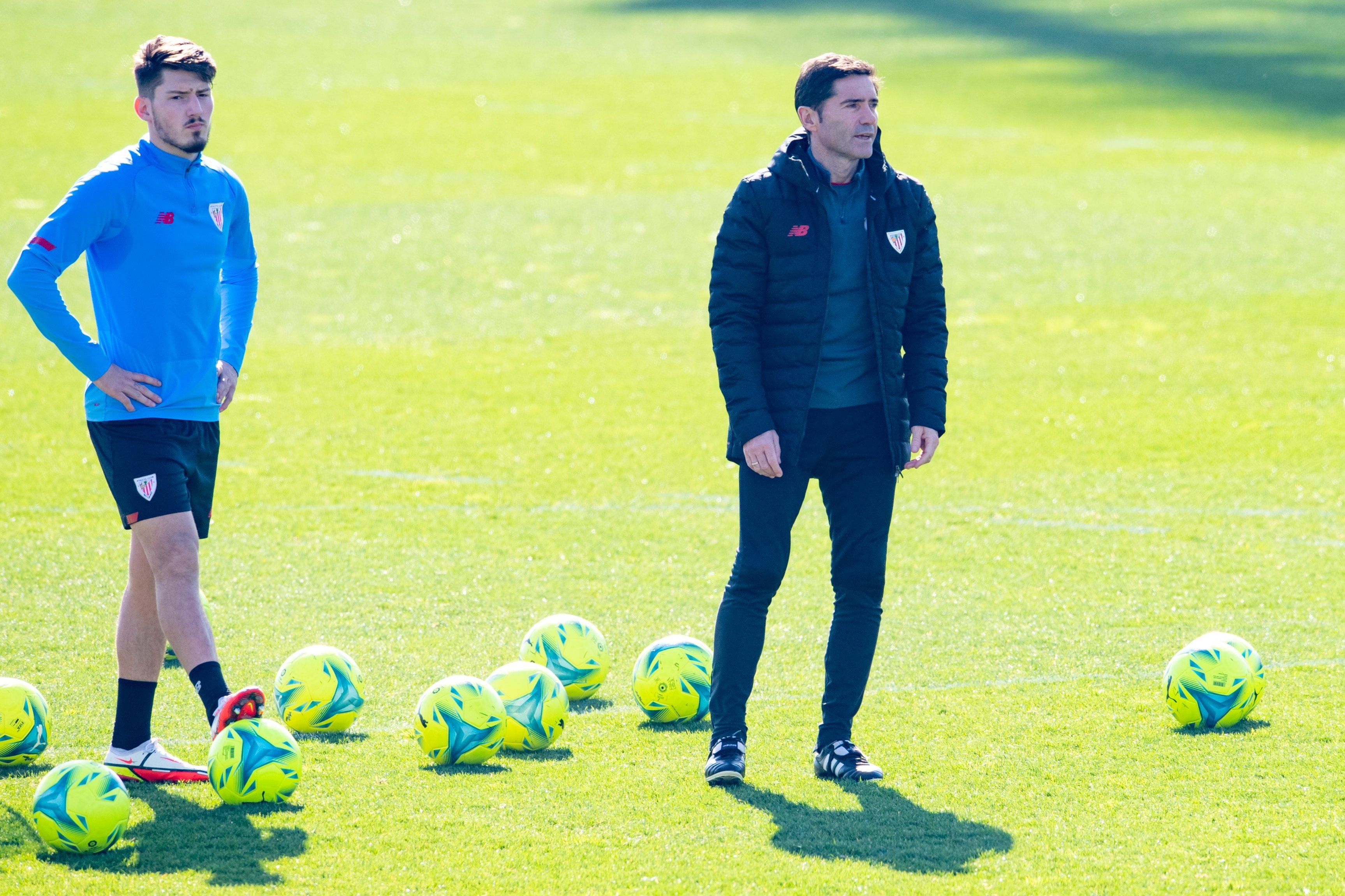  Unai Vencedor junto a Marcelino entrenando en Lezama.