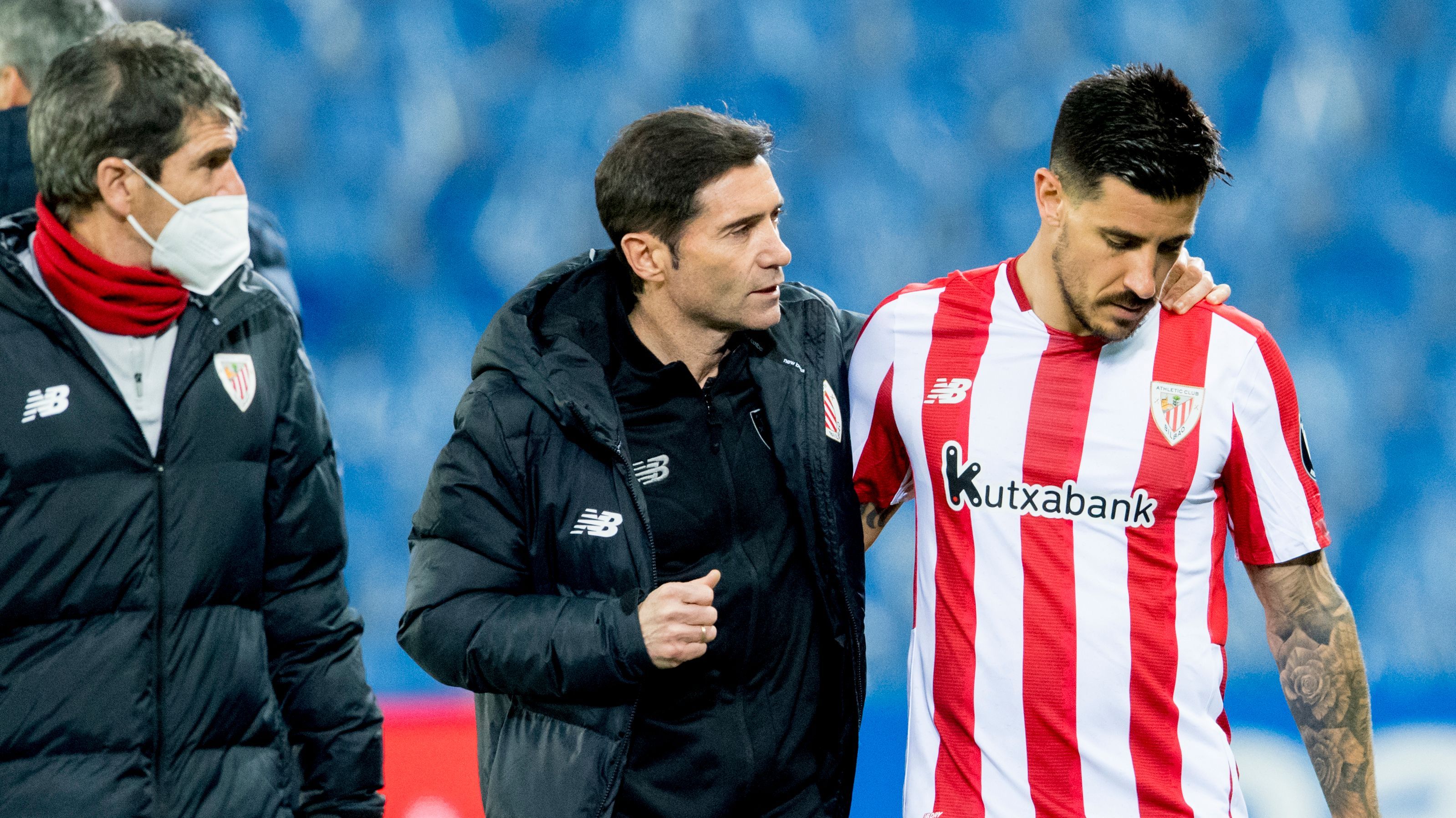 Marcelino consuela a Yuri Berchiche tras lesionarse ante la Real en el Reale Arena.