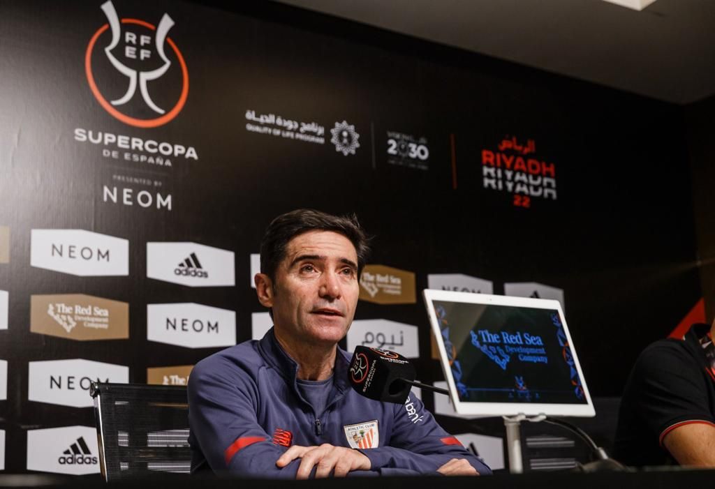 Marcelino atiende a la prensa en la Supercopa de Arabia Saudí.
