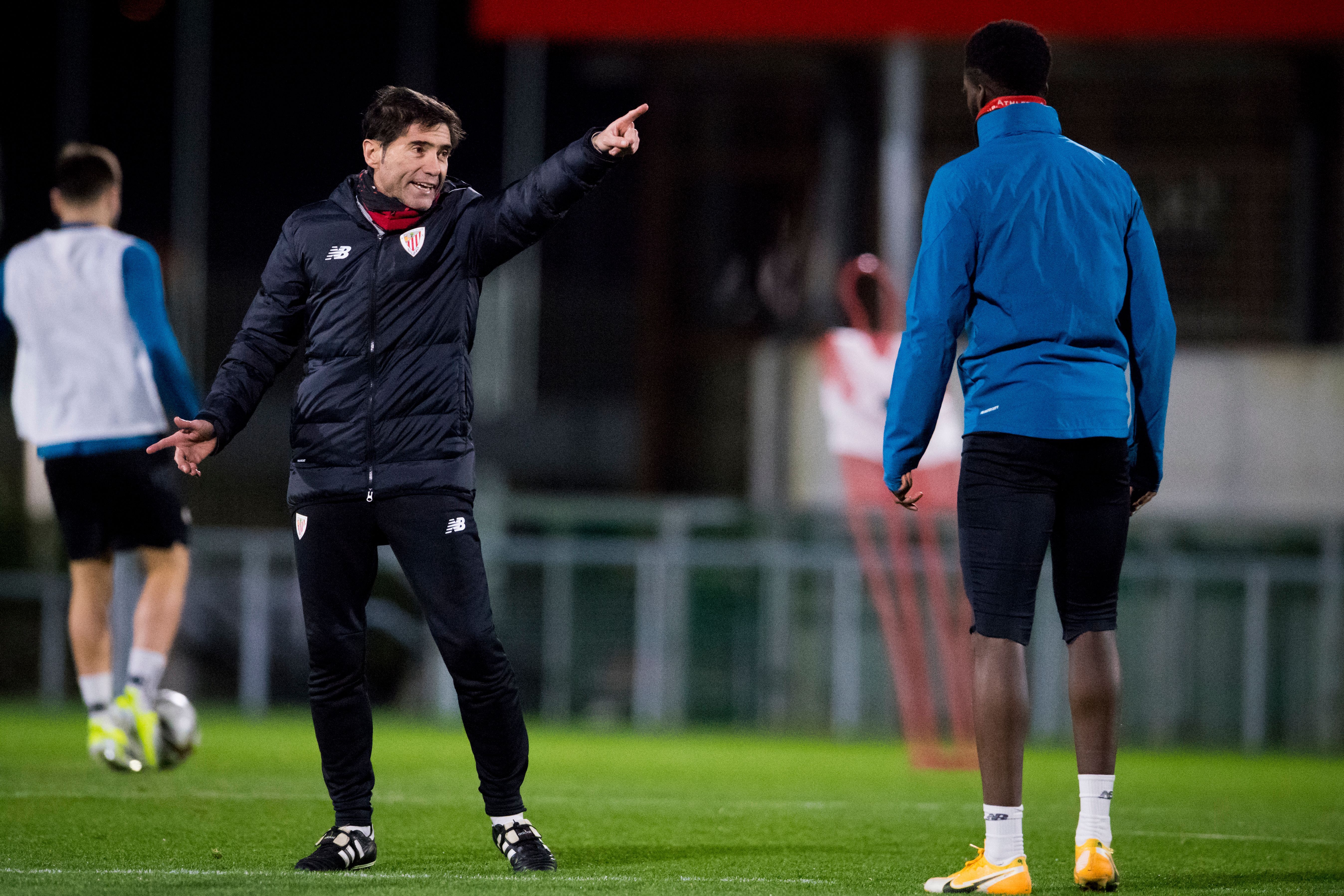 Marcelino instruye a Iñaki Williams en Lezama.