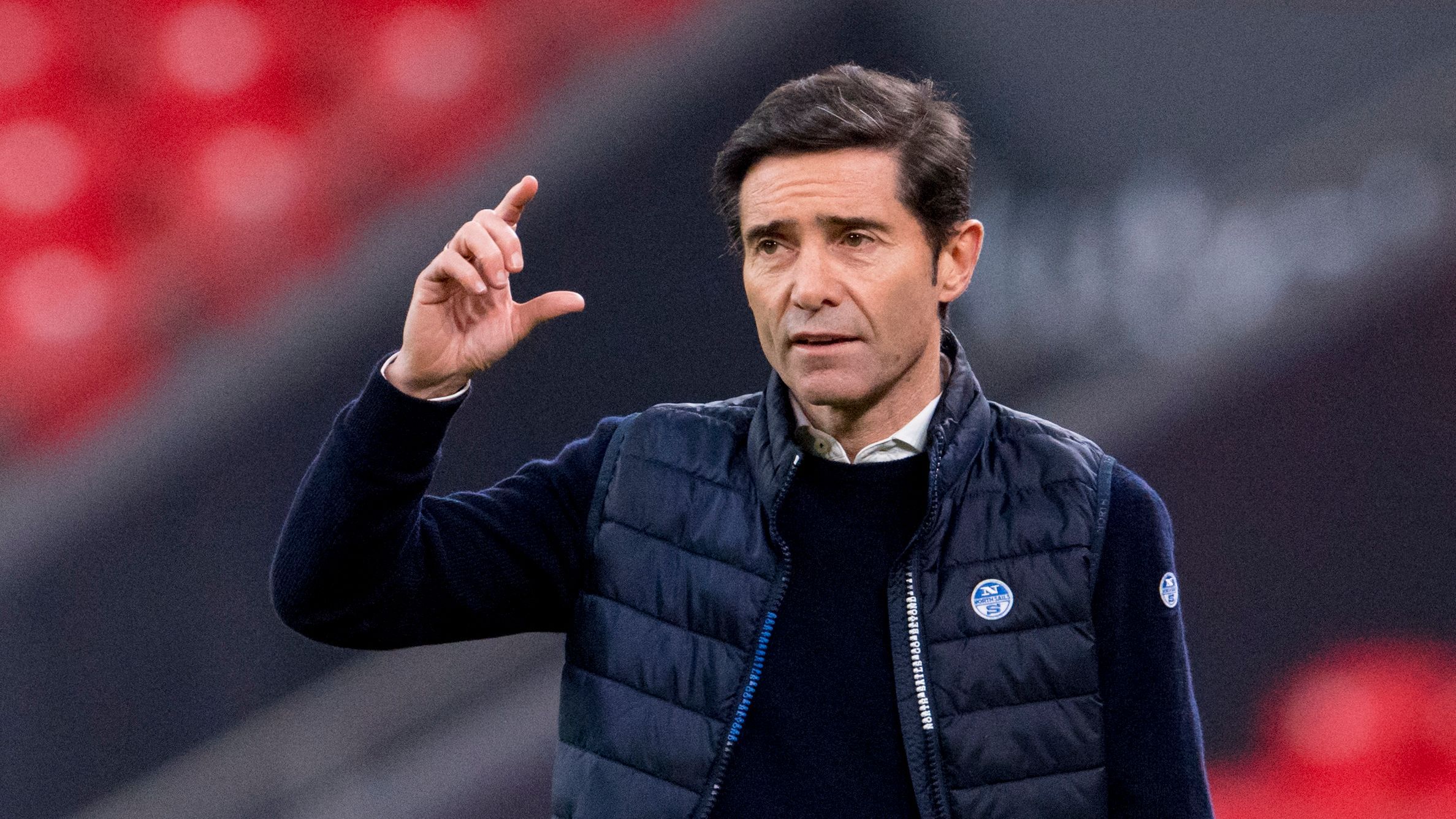 Marcelino dirige un partido ante el Real Valladolid en San Mamés.