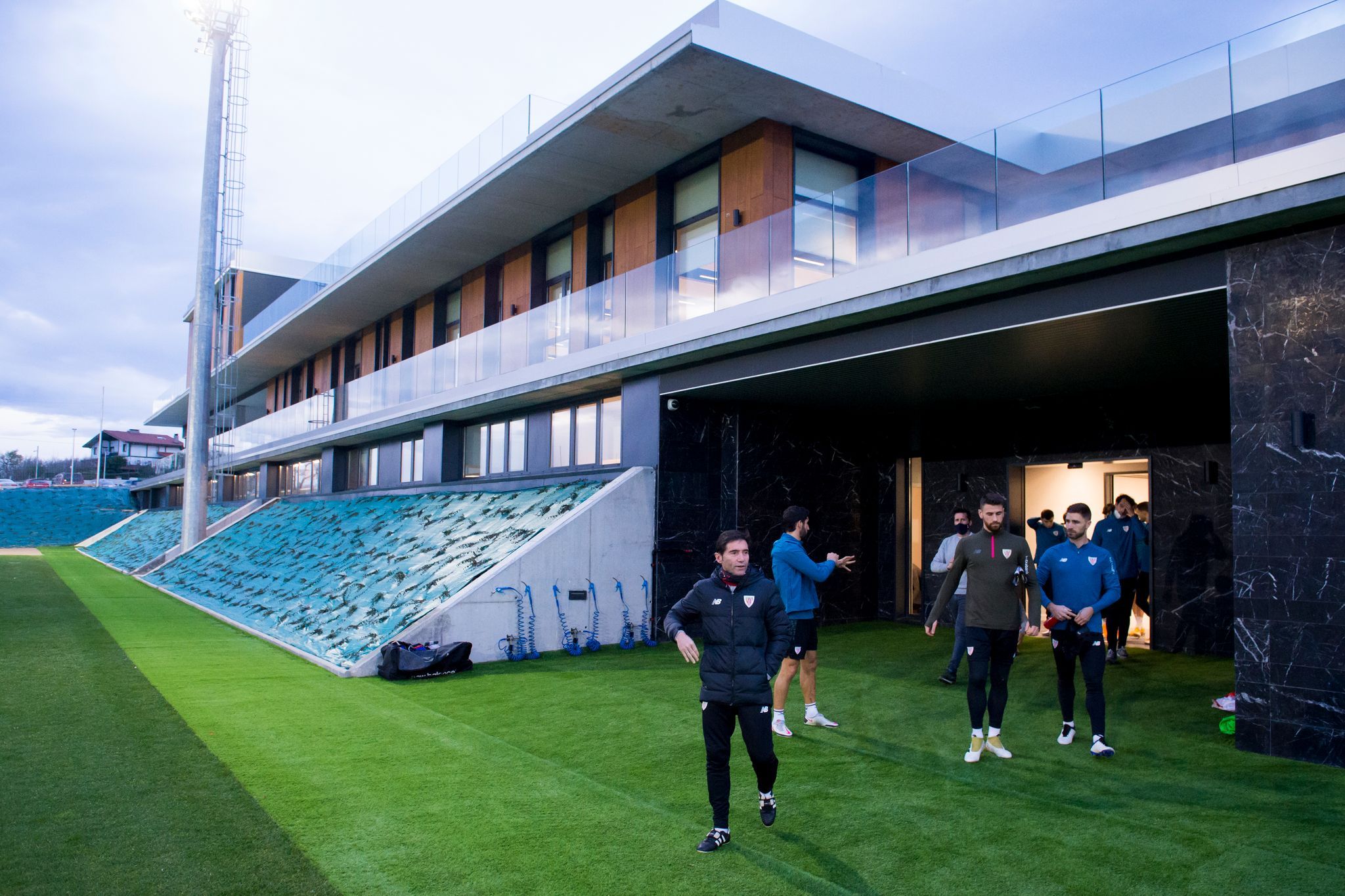 Marcelino García ante el nuevo edificio de Lezama.