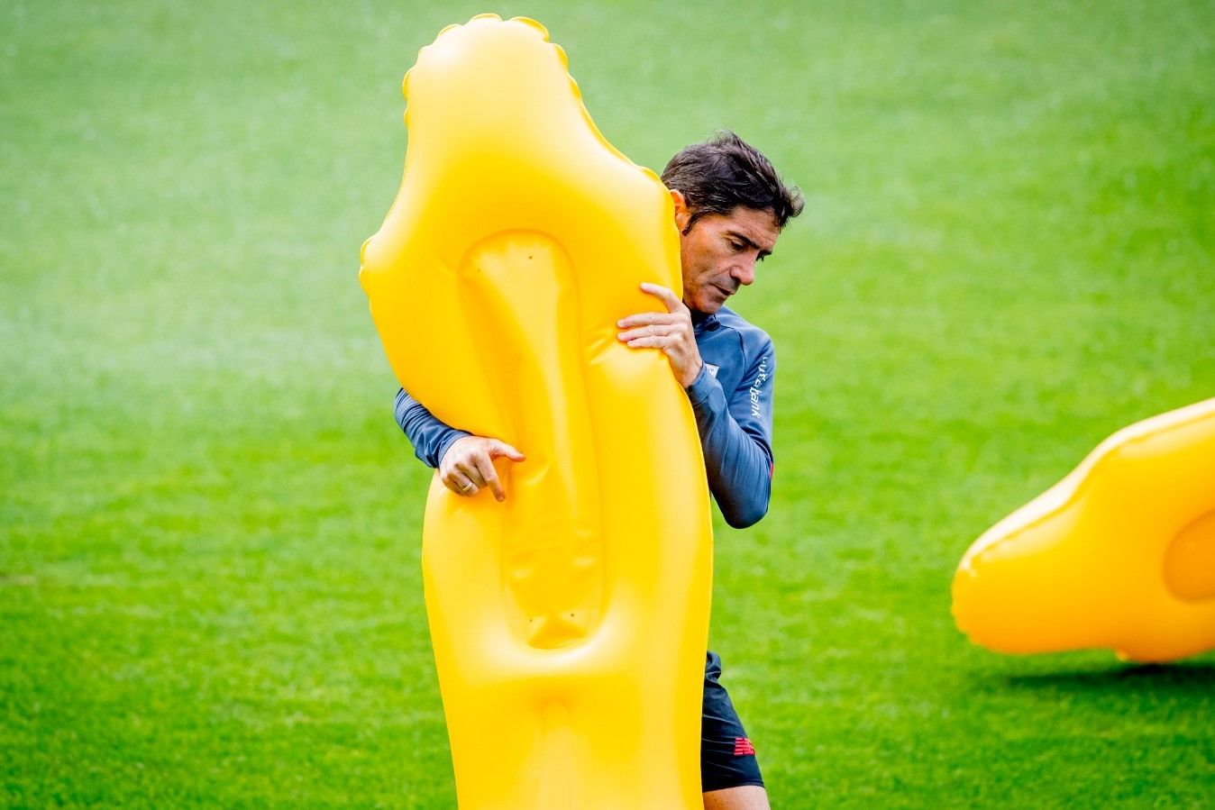 El entrenador rojiblanco, Marcelino García Toral, maneja un muñeco en una sesión en Lezama.