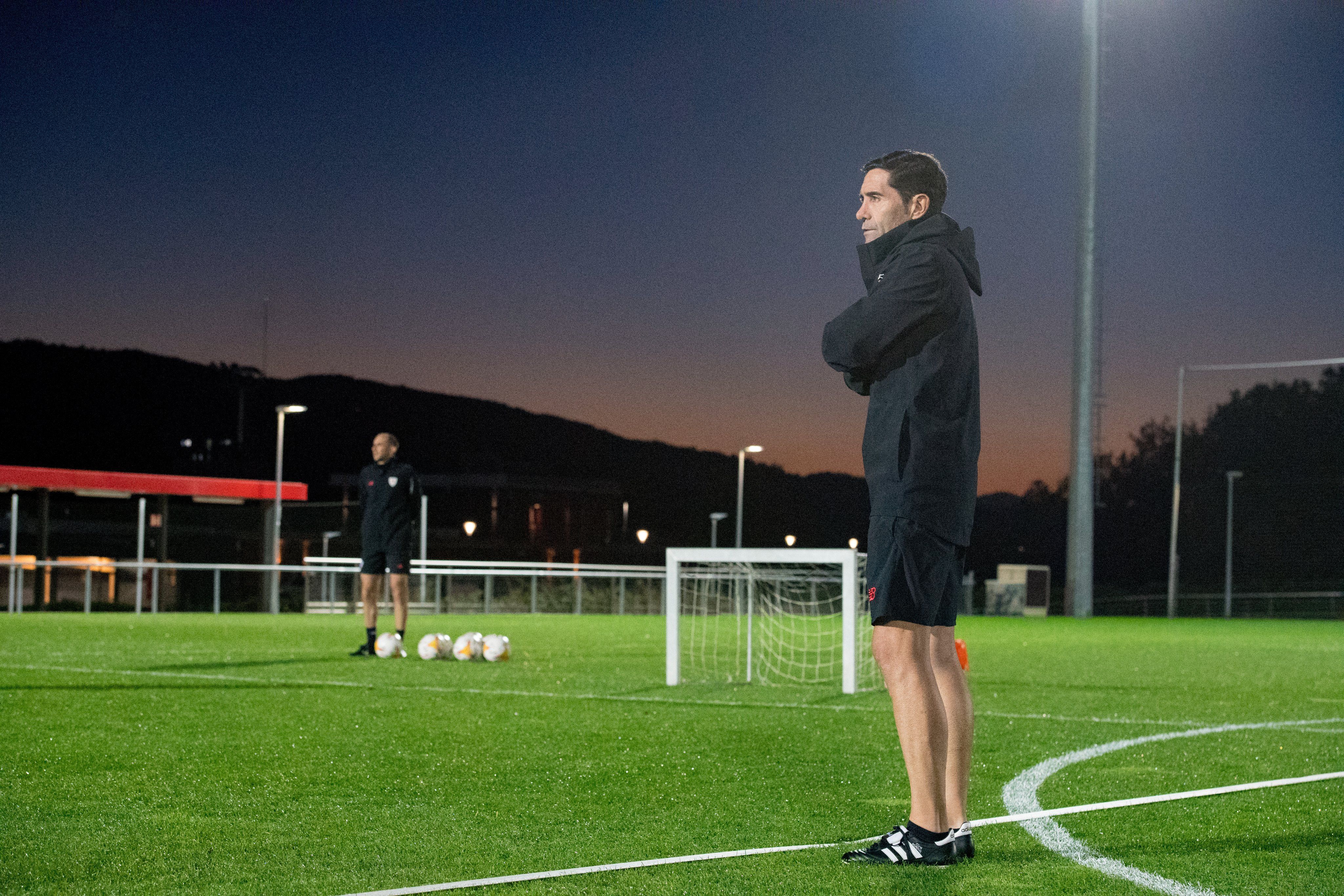 Marcelino García Toral, en un atardecer en Lezama.
