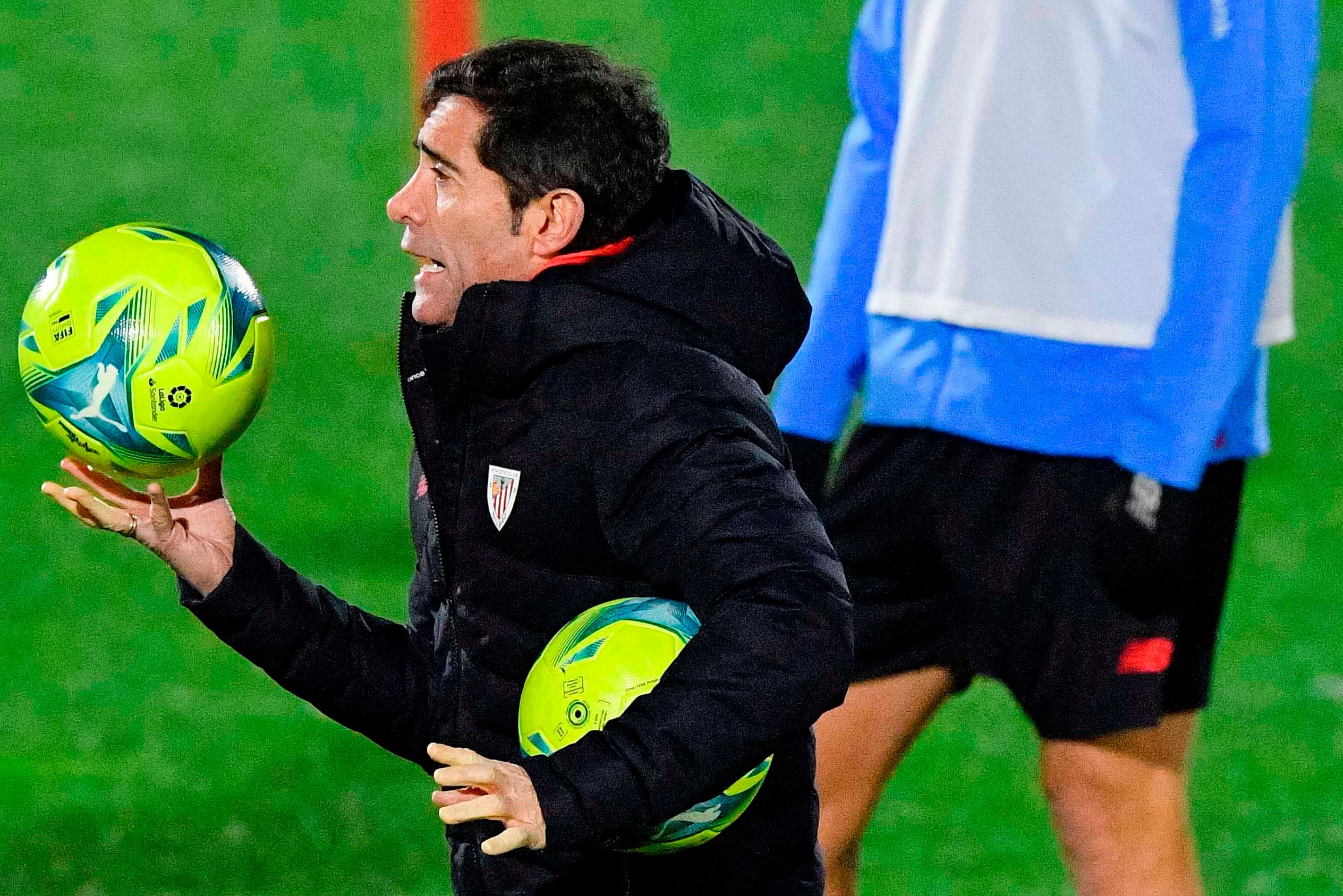 Marcelino García Toral domina los balones en Lezama.