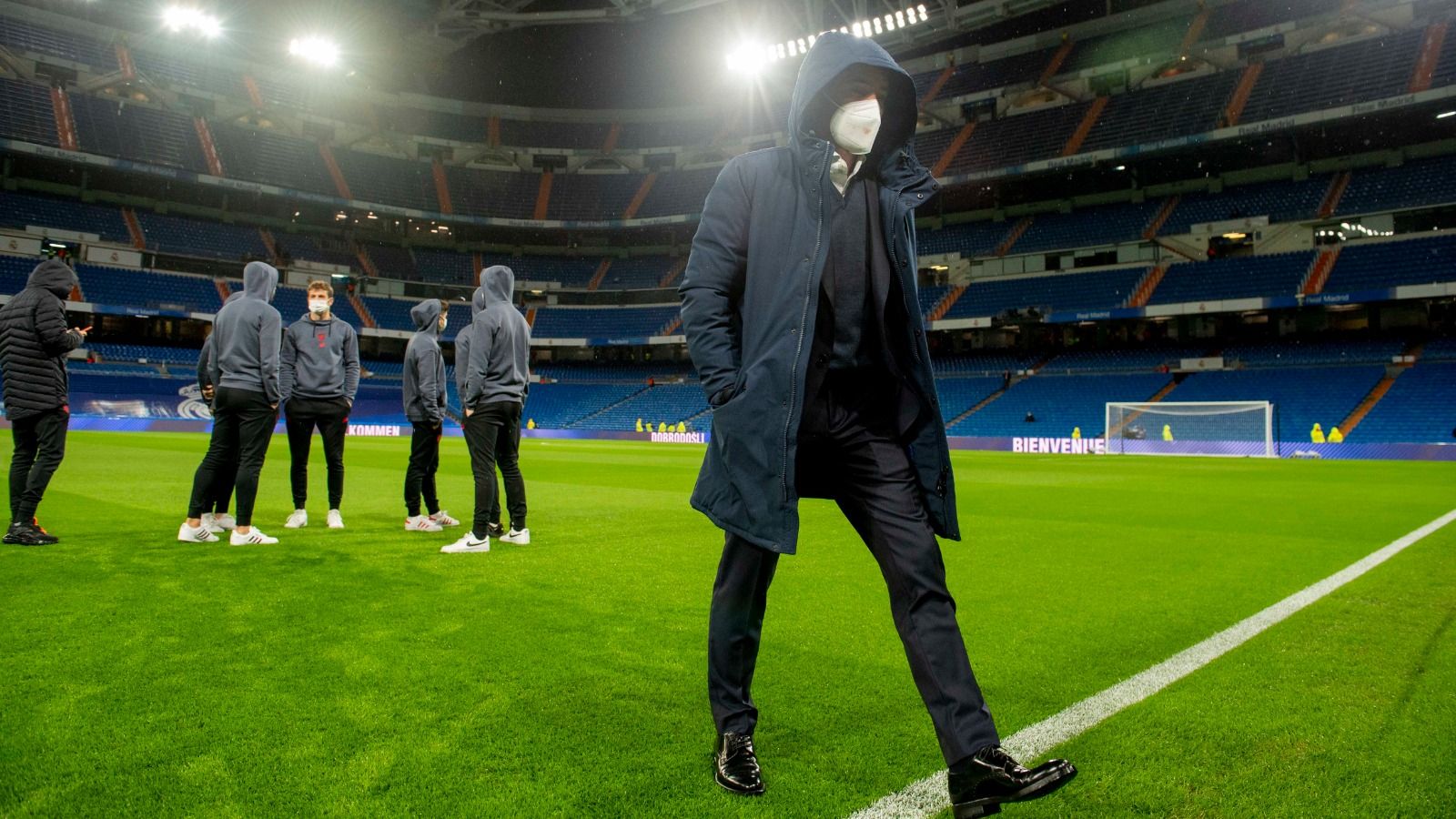  Marcelino enmascarado antes del partido contra el Real Madrid en el Bernabéu.