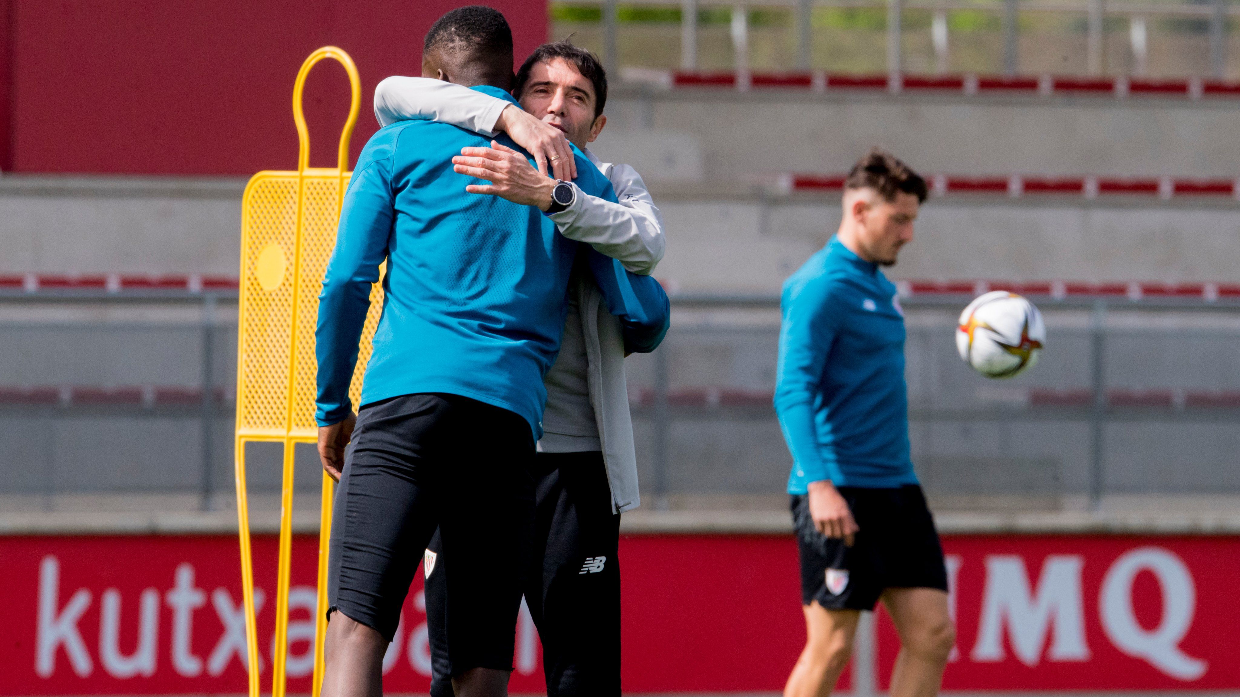  Marcelino abrazo a Iñaki Williams en Lezama.