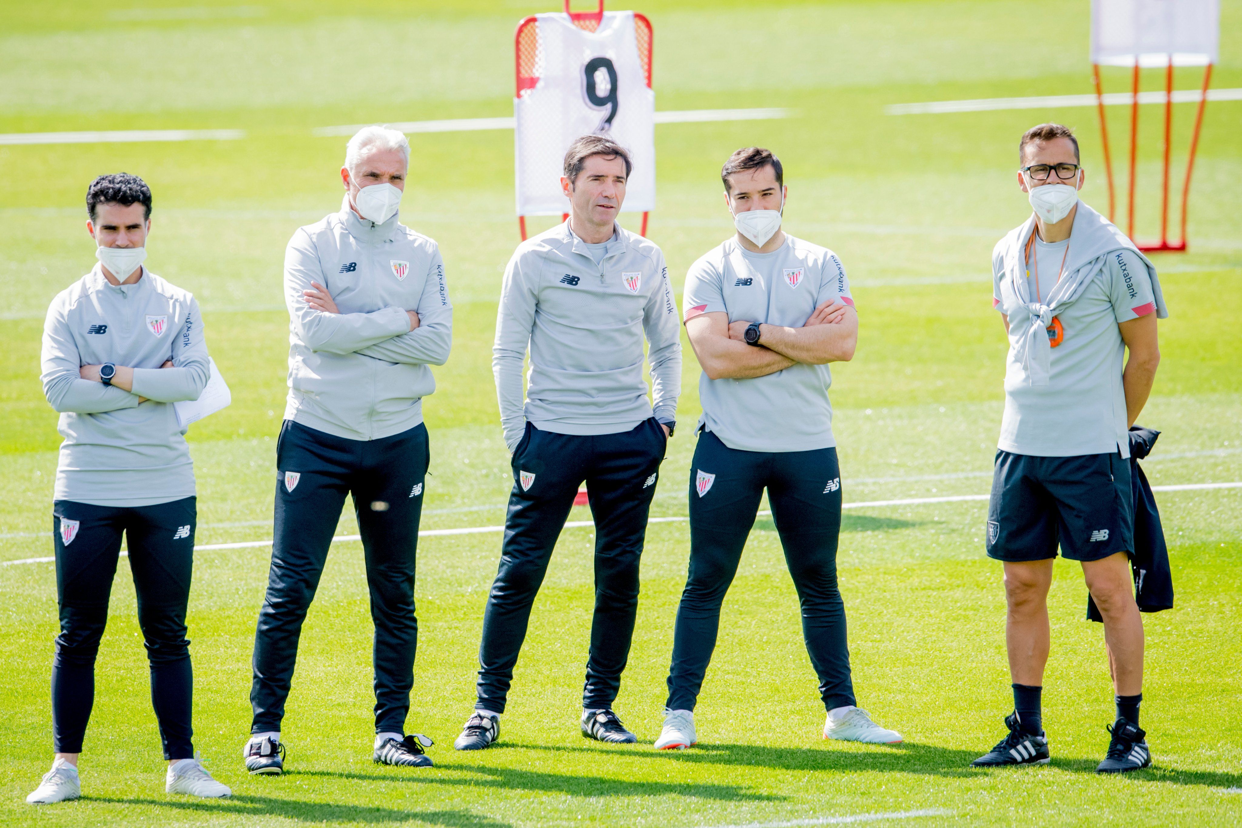  Marcelino García Toral con su cuerpo técnico en Lezama.