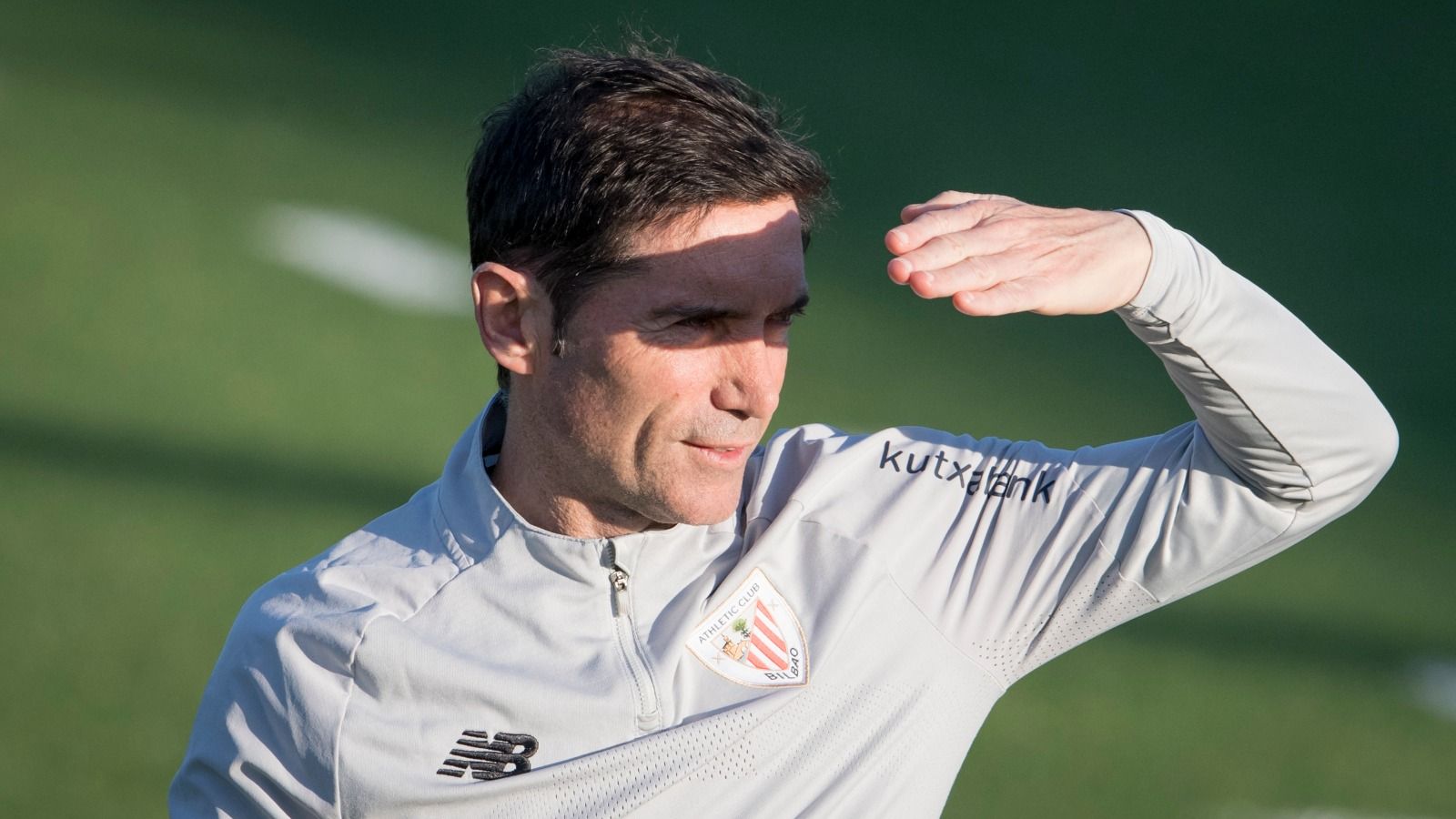 Marcelino García Toral se protege del sol en Lezama.