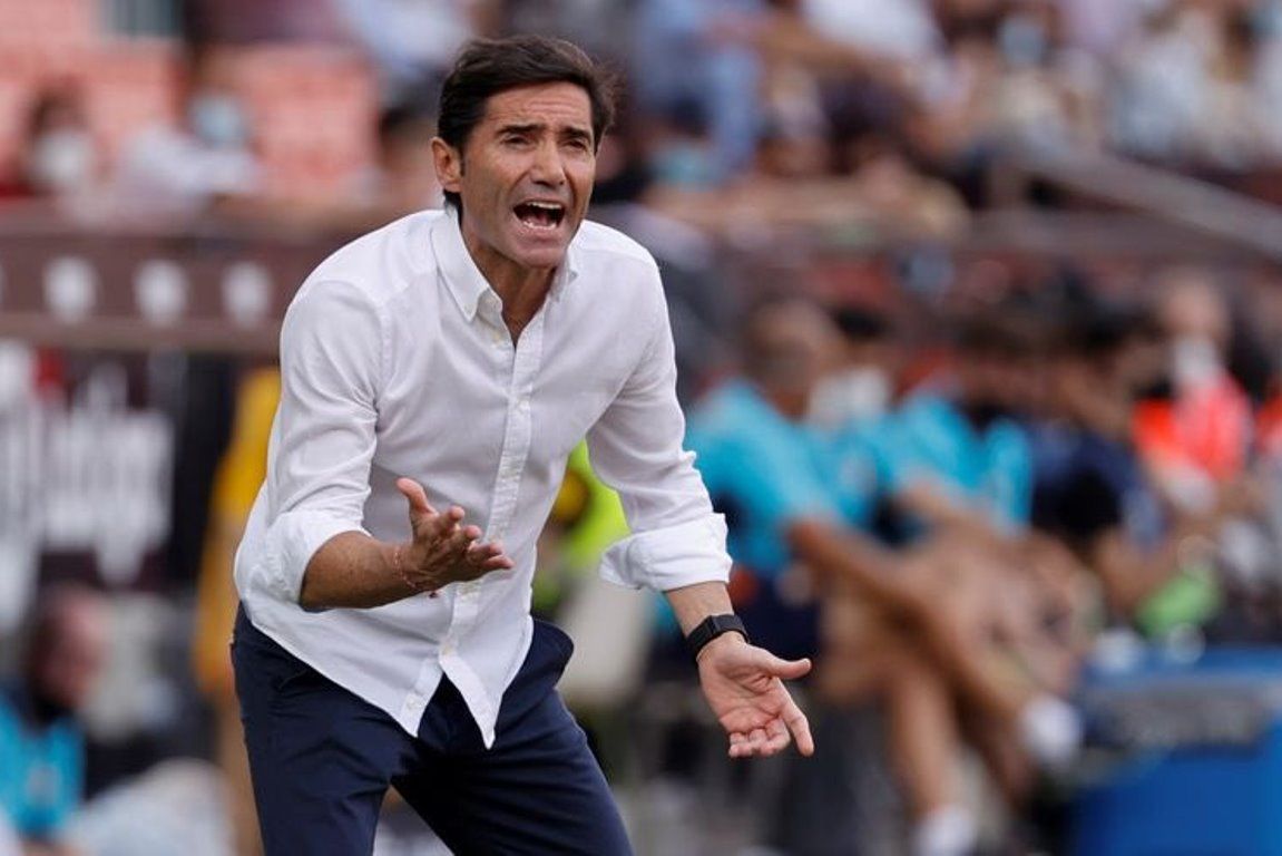 Imagen del técnico Marcelino García Toral en plena exigencia.