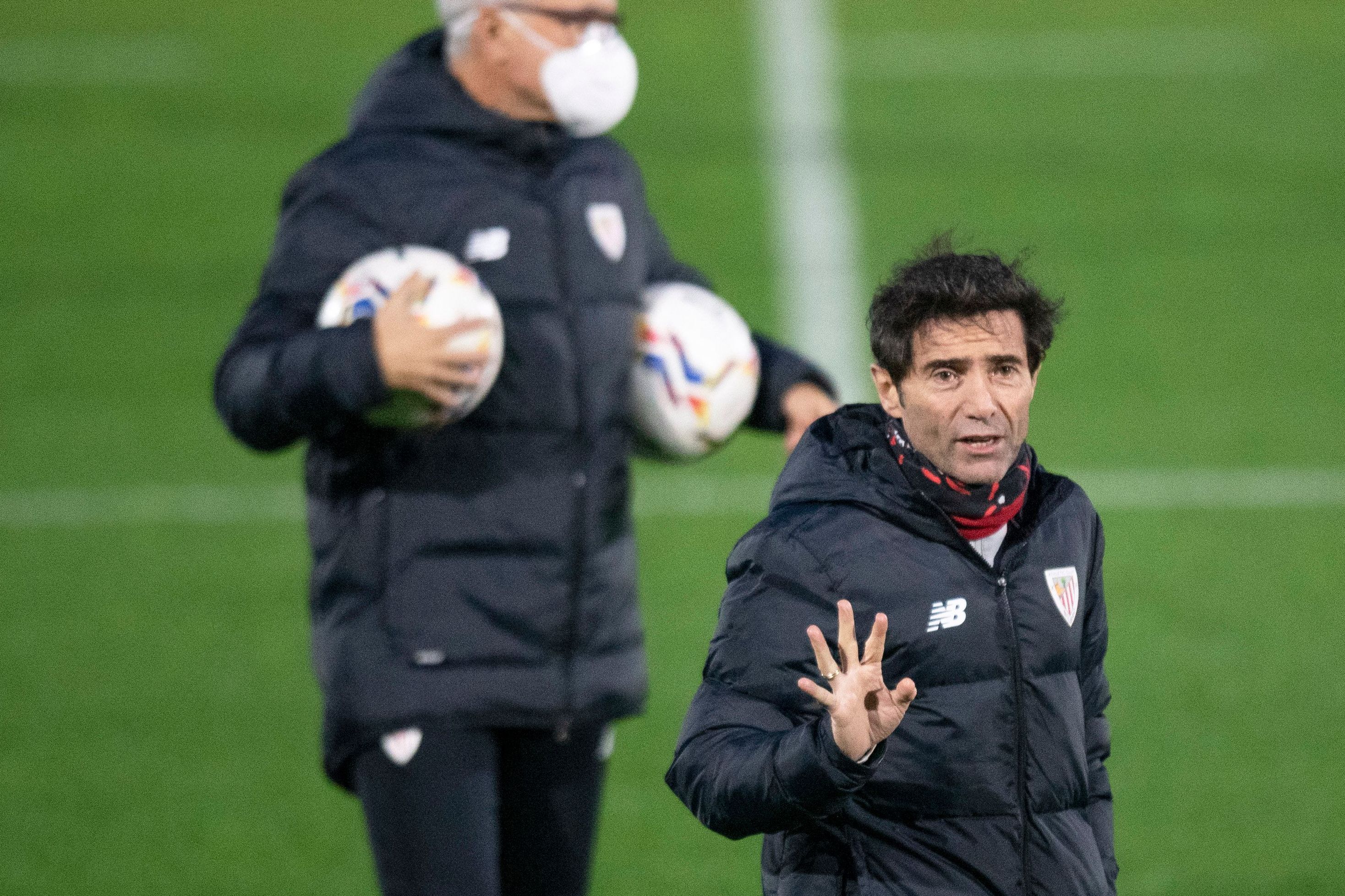  Marcelino García Toral da instrucciones al grupo en Lezama. 