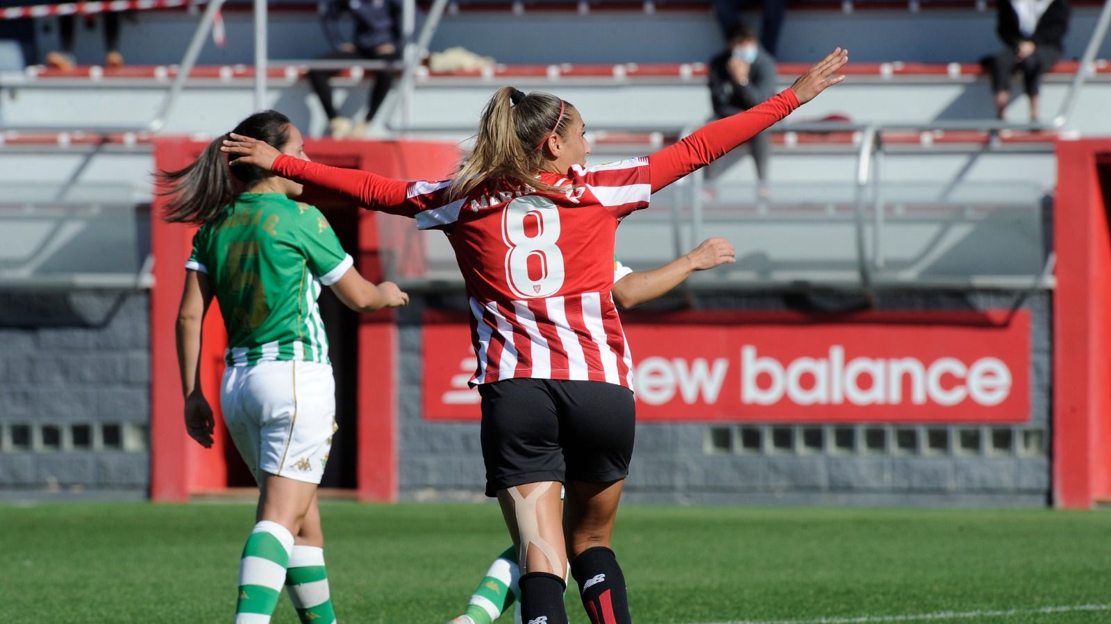María Díaz Cirauqui celebra su gol ante el Real Betis Féminas.