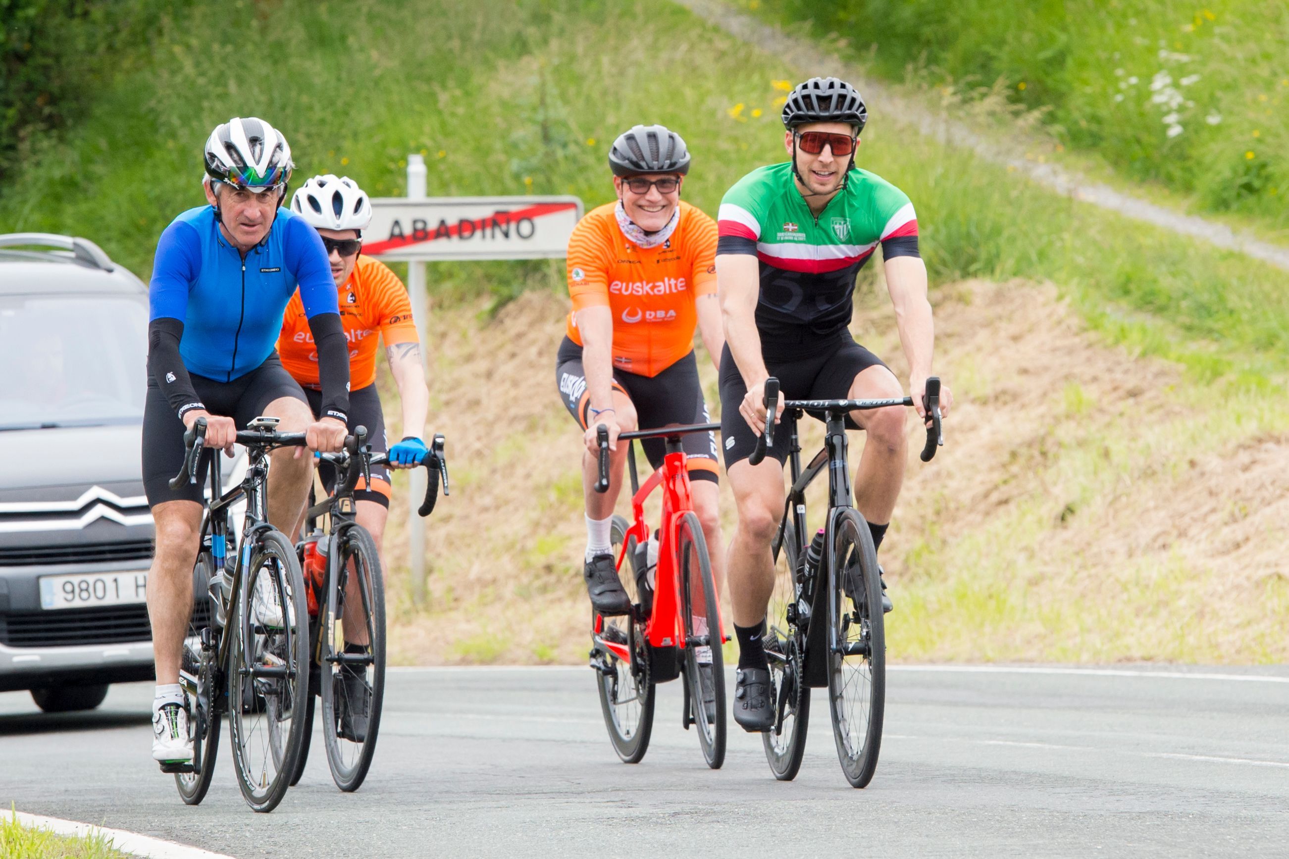 Leones y exciclistas en la subida a Urkiola de 2021.