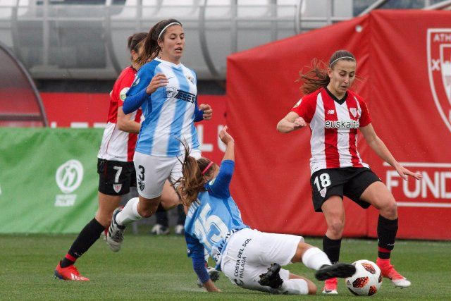  Ruth intenta rebañar un balón a Marta Perea.