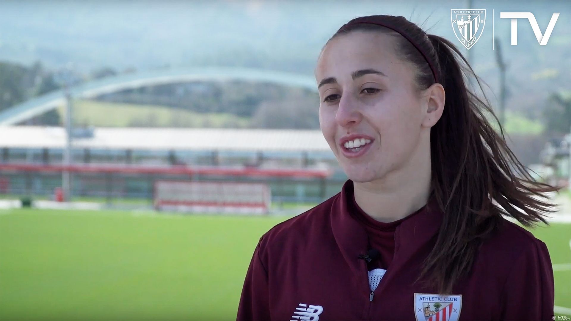 La centrocampista galdakaotarra Marta Perea atiende a la Tv del Athletic Club.