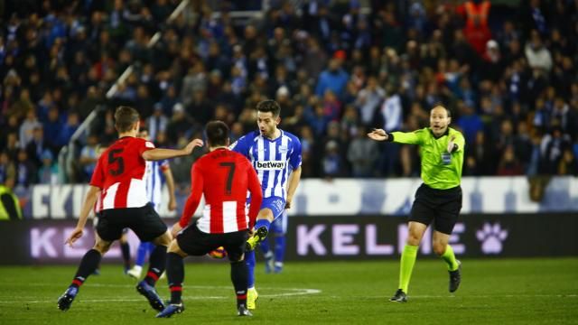 'Sigan, sigan' de Mateu Lahoz en el Alavés-Athletic de Mendizorroza.