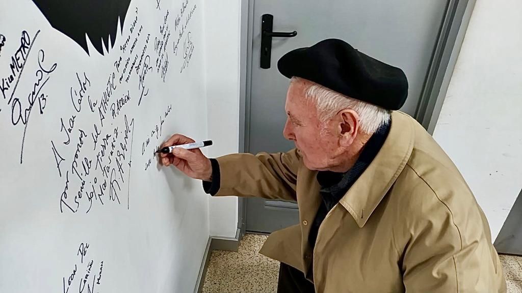 Mauricio Ugartemendia Lauzirika, el legendario “Mauri” firma en el Muro del Athletic.