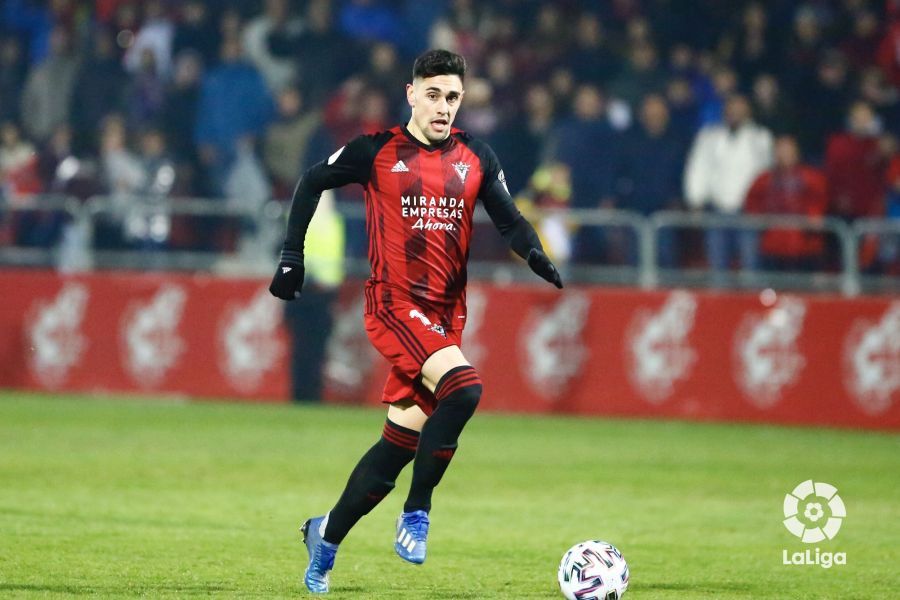  Merquelanz conduce el balón en Anduva durante los cuartos de final de Copa del Rey.