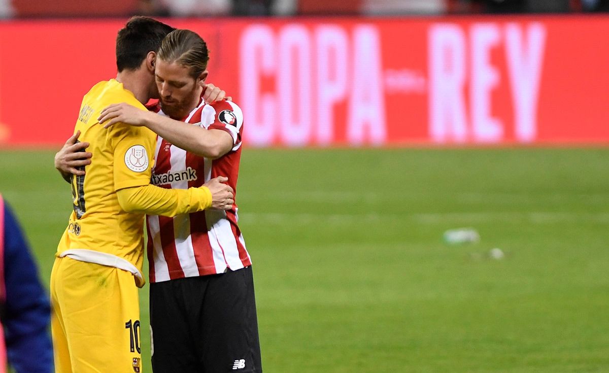  Leo Messi abraza a Iker Muniain tras la final de La Cartuja.
