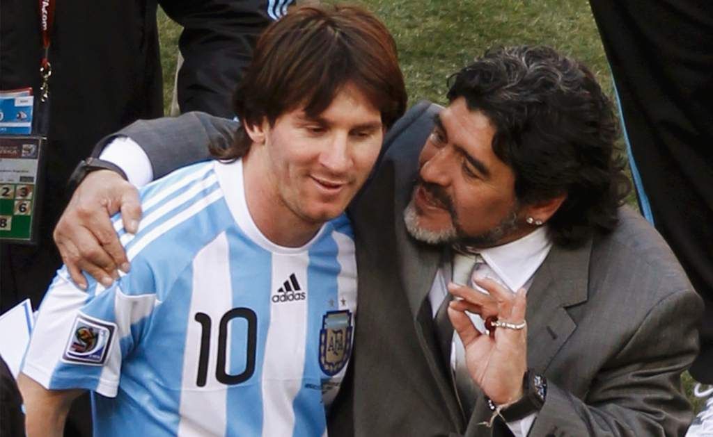  Leo Messi y Diego Armando Maradona, durante el Mundial de 2010.